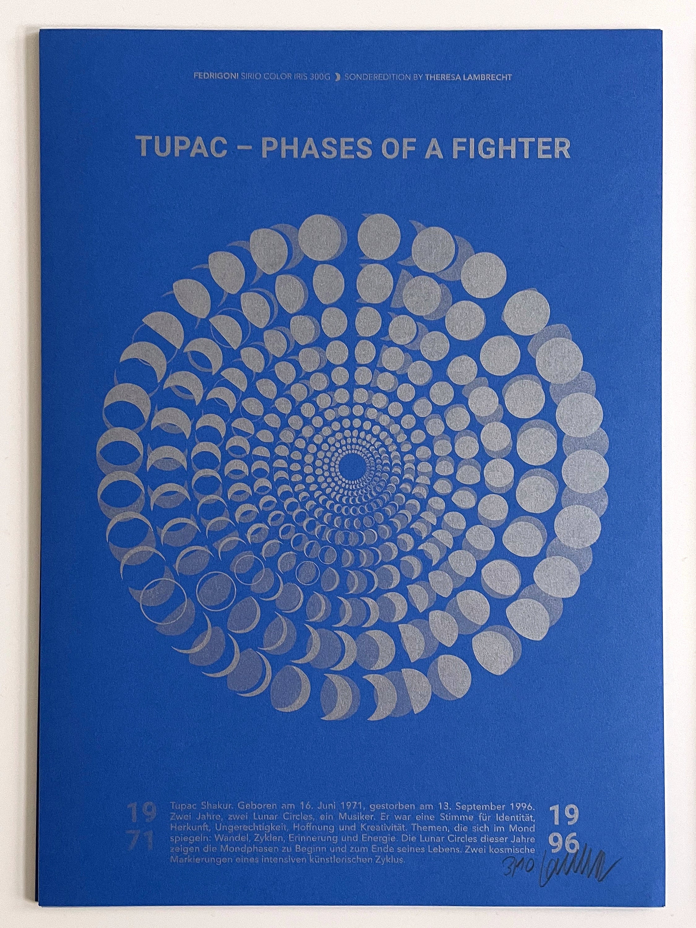 Limitierte A3 Kunstedition der Mondphasen 1971 und 1996, gewidmet Tupac Shakur. Riso-Druck auf Fedrigoni Papier. Moon Code Design von Theresa Lambrecht.