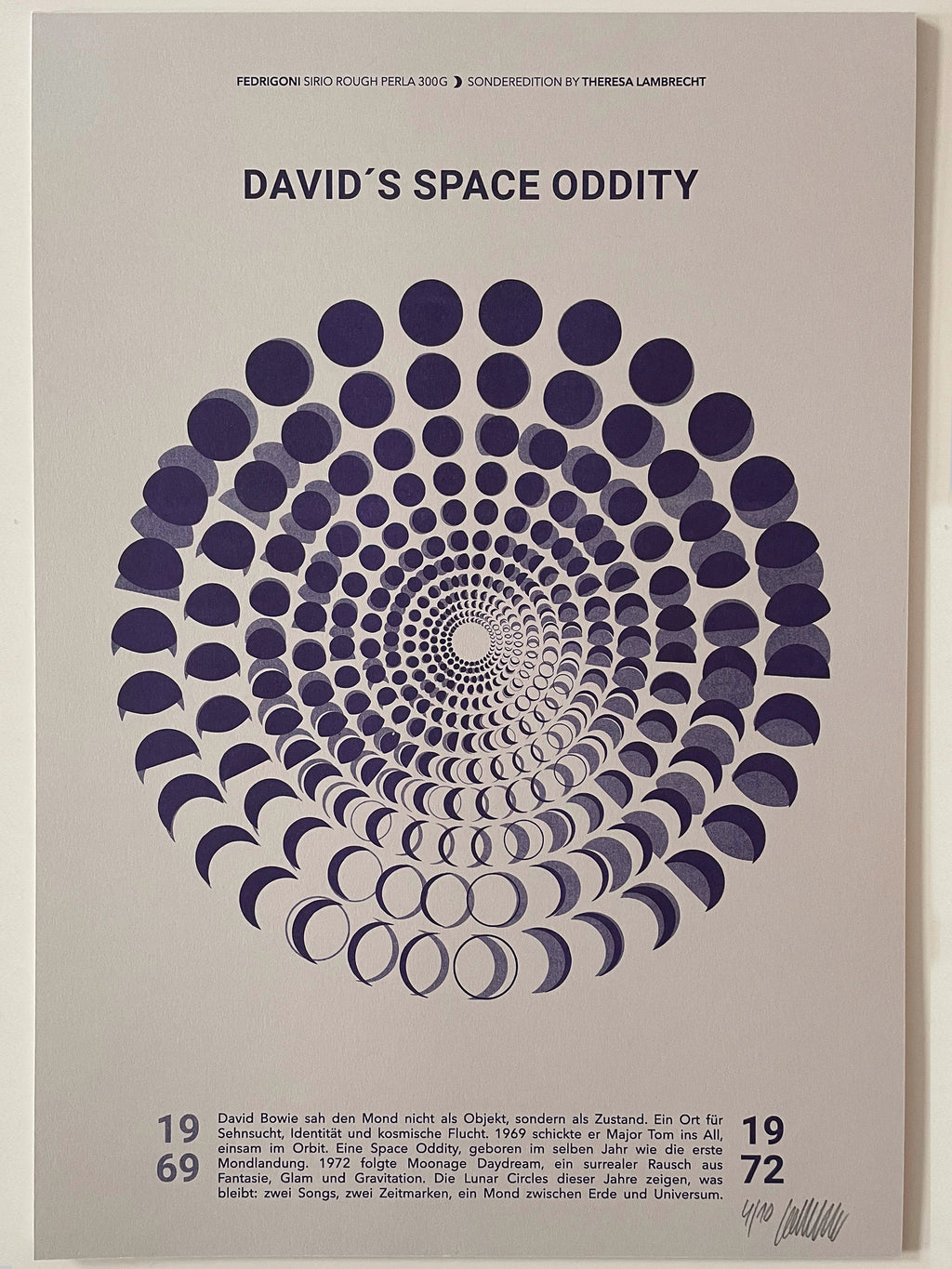 Moon Code Poster von Theresa Lambrecht inspiriert von David Bowies Space Oddity (1969) und Moonage Daydream (1972) · Mondphasen-Kunst auf Fedrigoni Special Paper · limitierte Edition für Musikfans, Designliebhaber:innen und Kunstsammler:innen · visuelles Muster kosmischer Rhythmen zwischen Popkultur, Mond und Fantasie
