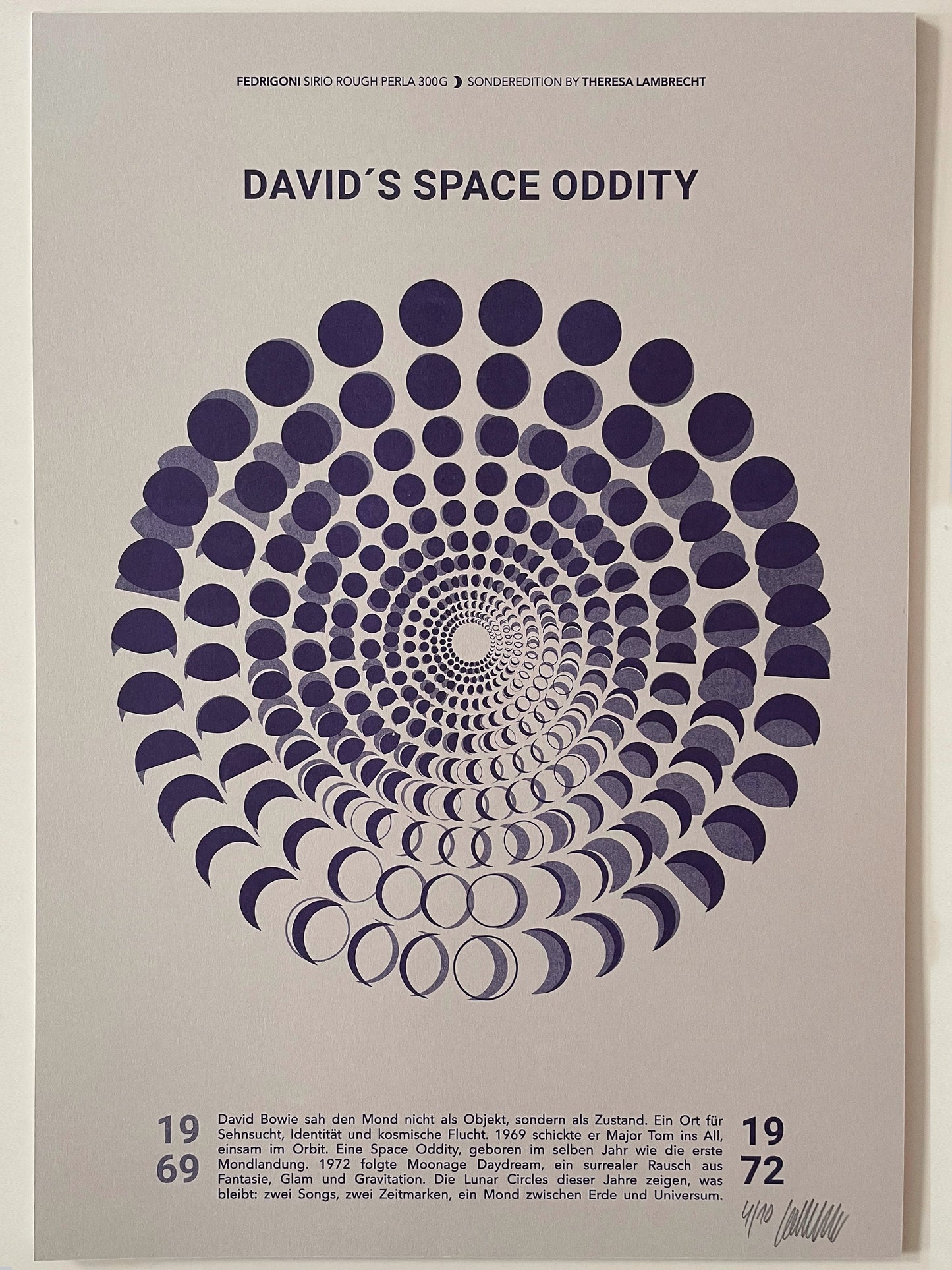 Moon Code Poster von Theresa Lambrecht inspiriert von David Bowies Space Oddity (1969) und Moonage Daydream (1972) · Mondphasen-Kunst auf Fedrigoni Special Paper · limitierte Edition für Musikfans, Designliebhaber:innen und Kunstsammler:innen · visuelles Muster kosmischer Rhythmen zwischen Popkultur, Mond und Fantasie