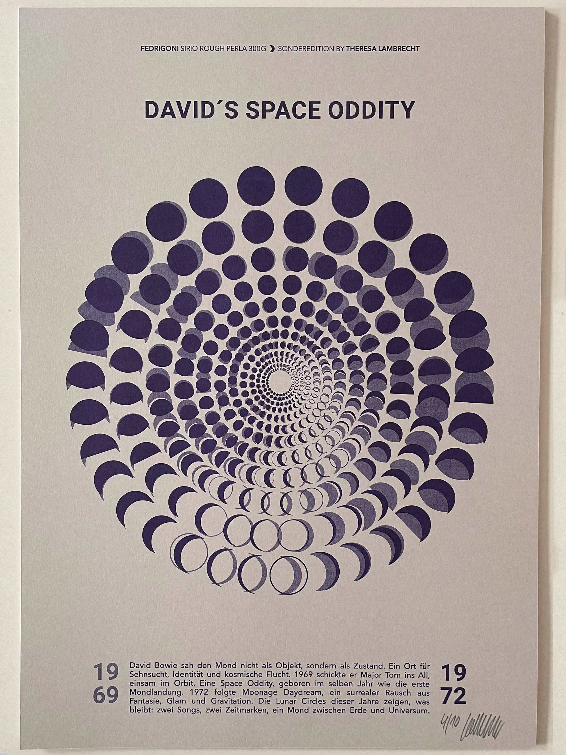 Moon Code Poster von Theresa Lambrecht inspiriert von David Bowies Space Oddity (1969) und Moonage Daydream (1972) · Mondphasen-Kunst auf Fedrigoni Special Paper · limitierte Edition für Musikfans, Designliebhaber:innen und Kunstsammler:innen · visuelles Muster kosmischer Rhythmen zwischen Popkultur, Mond und Fantasie