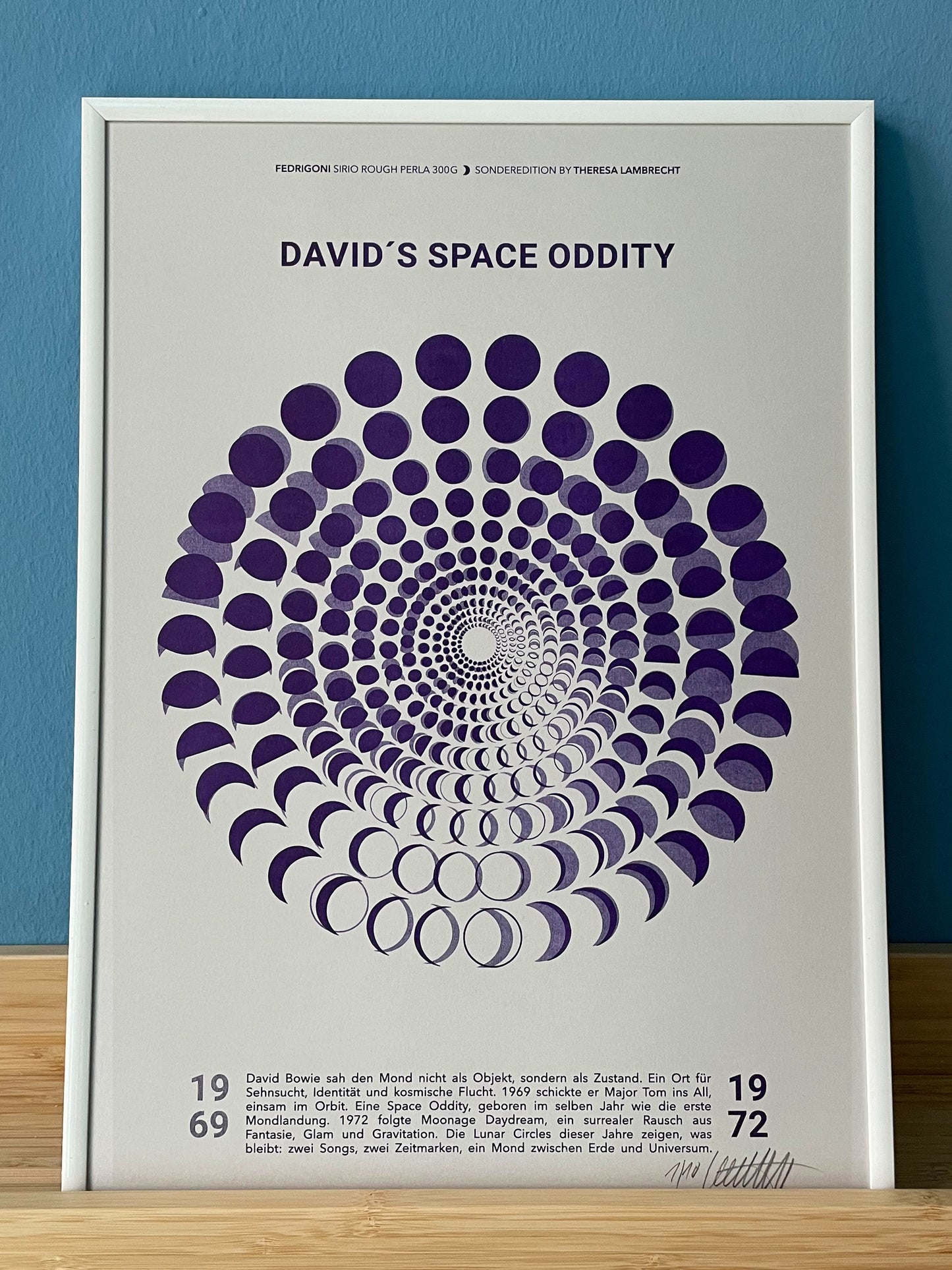 Moon Code Poster von Theresa Lambrecht inspiriert von David Bowies Space Oddity (1969) und Moonage Daydream (1972) · Mondphasen-Kunst auf Fedrigoni Special Paper · limitierte Edition für Musikfans, Designliebhaber:innen und Kunstsammler:innen · visuelles Muster kosmischer Rhythmen zwischen Popkultur, Mond und Fantasie