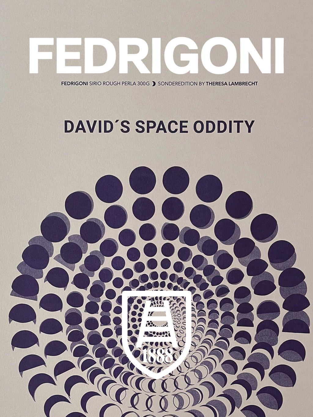 Moon Code Poster von Theresa Lambrecht inspiriert von David Bowies Space Oddity (1969) und Moonage Daydream (1972) · Mondphasen-Kunst auf Fedrigoni Special Paper · limitierte Edition für Musikfans, Designliebhaber:innen und Kunstsammler:innen · visuelles Muster kosmischer Rhythmen zwischen Popkultur, Mond und Fantasie