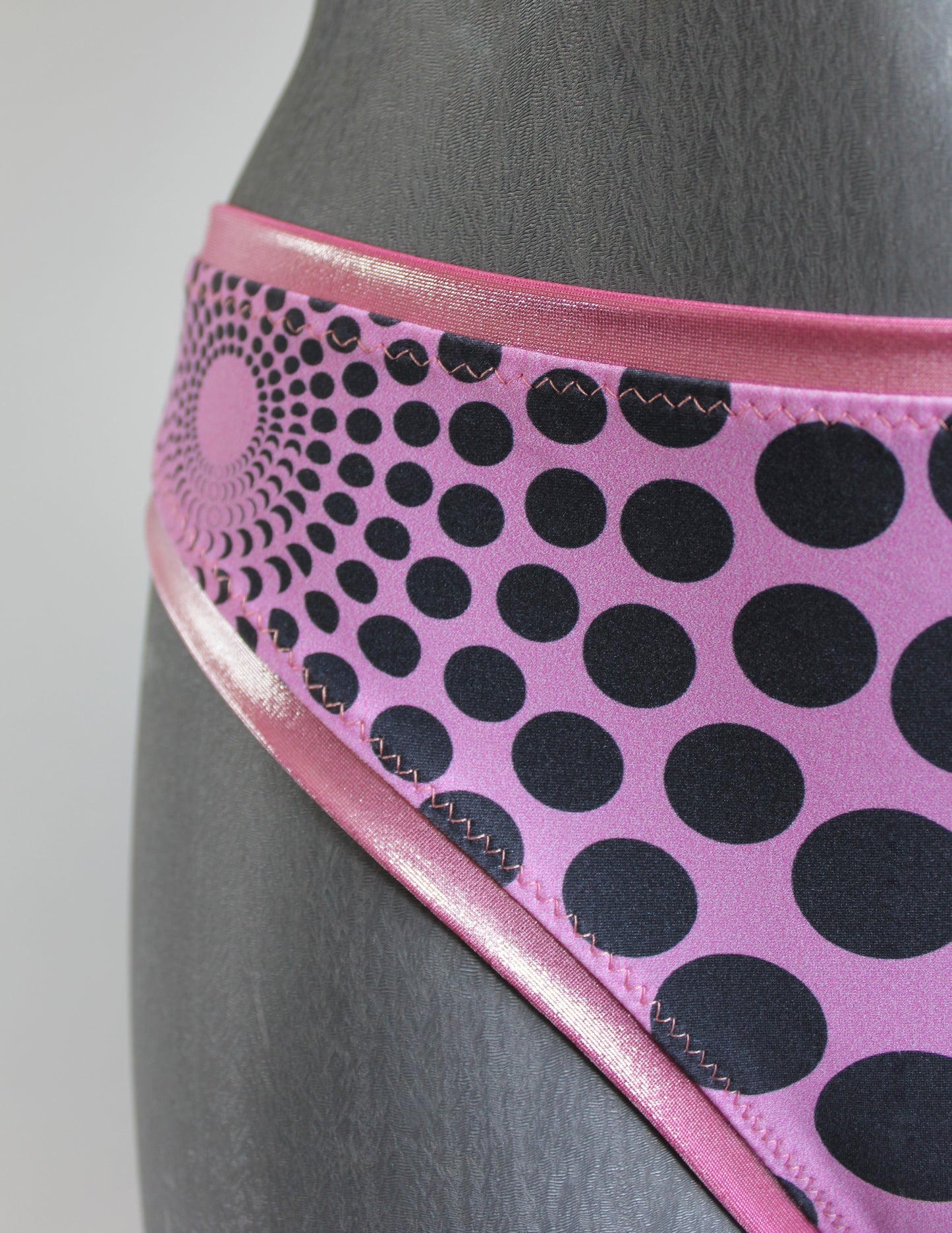 Pinker Designer Bikini mit Mond Pattern Print, nachhaltiges Material, limitierte Fashion Edition, Kollaboration mit Lettau Fashion, Lunar Circles 