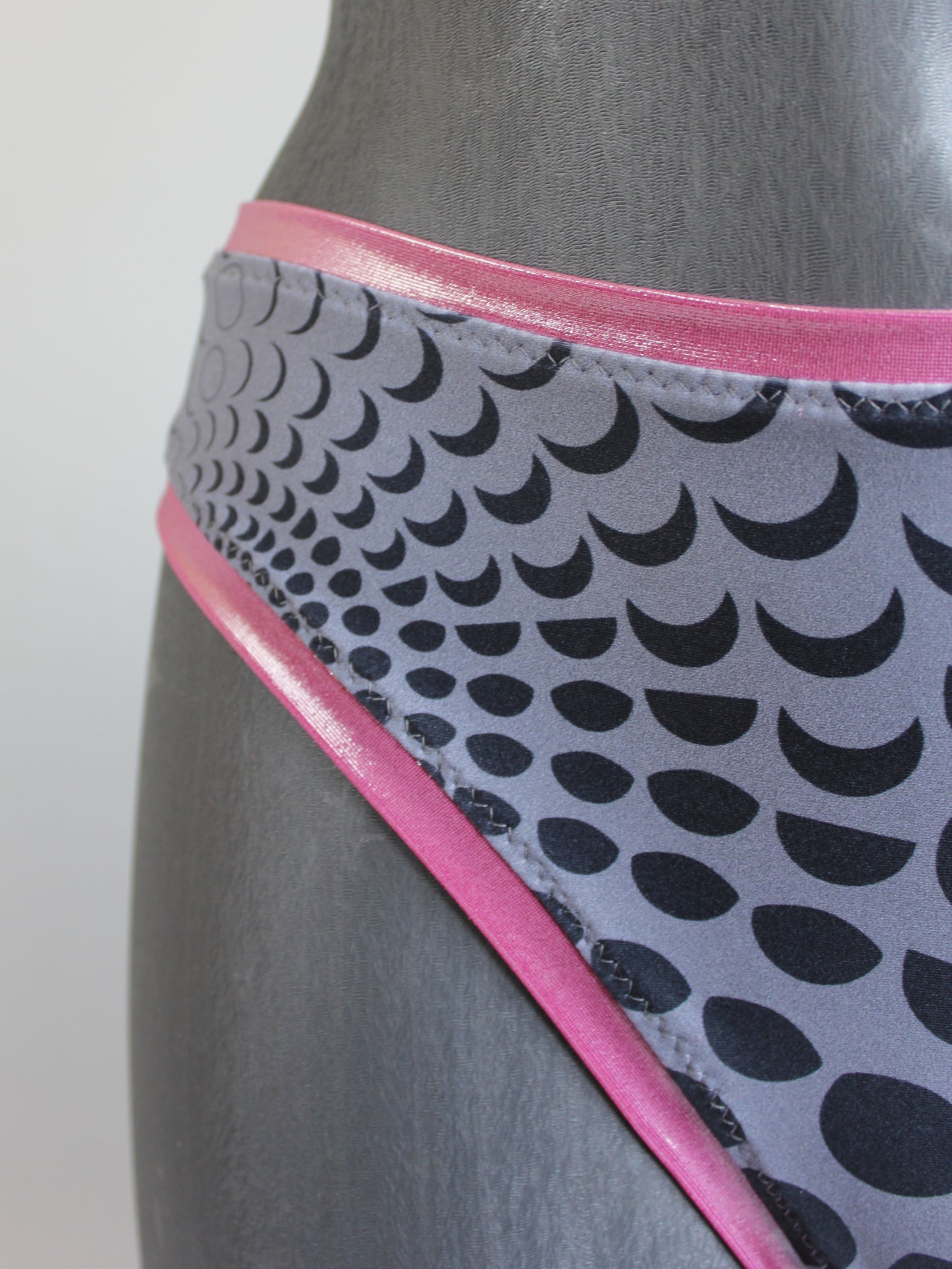 Silber Grauer Designer Bikini mit Mond Pattern Print, nachhaltiges Material, limitierte Fashion Edition, Kollaboration mit Lettau Fashion, Lunar Circles 