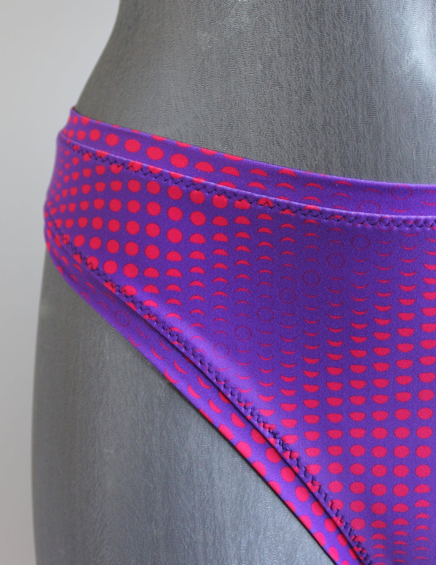 LILA Designer Bikini mit Mond Pattern Print, nachhaltiges Material, limitierte Fashion Edition, Kollaboration mit Lettau Fashion, Lunar Circles 