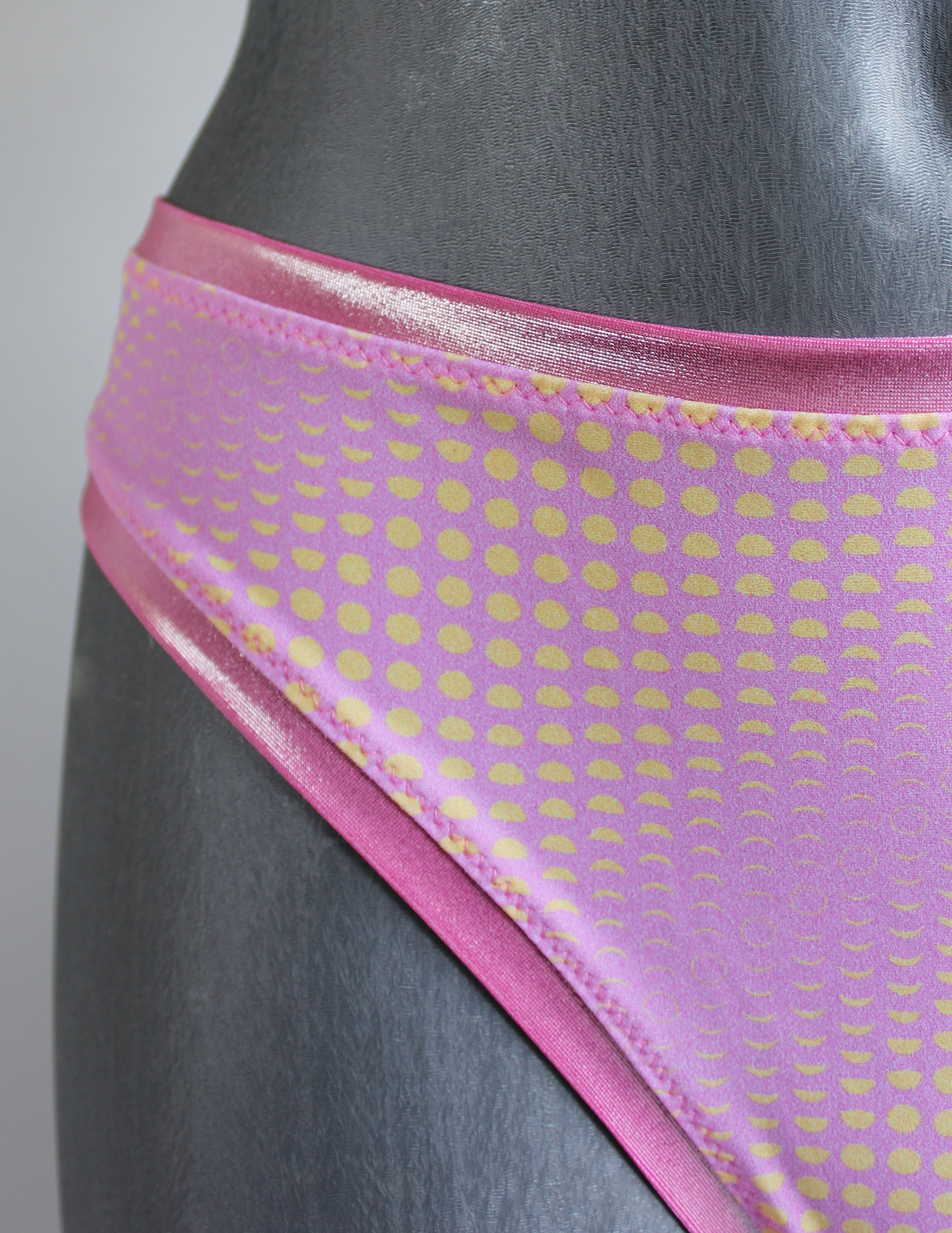 Rosa Designer Bikini mit Mond Pattern Print, nachhaltiges Material, limitierte Fashion Edition, Kollaboration mit Lettau Fashion, Lunar Circles 