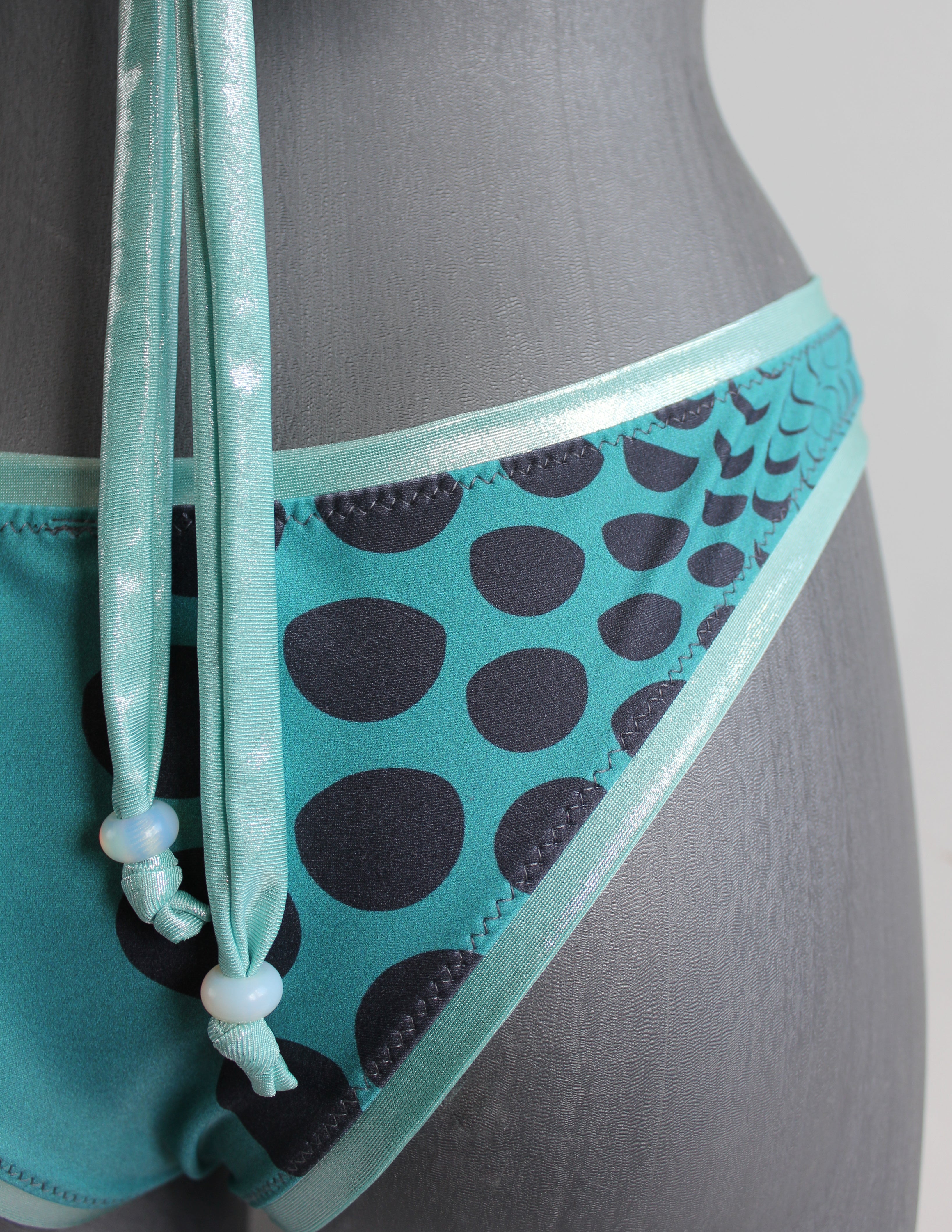 Türkiser Designer Bikini mit Mond Pattern Print, nachhaltiges Material, limitierte Fashion Edition, Kollaboration mit Lettau Fashion, Lunar Circles 
