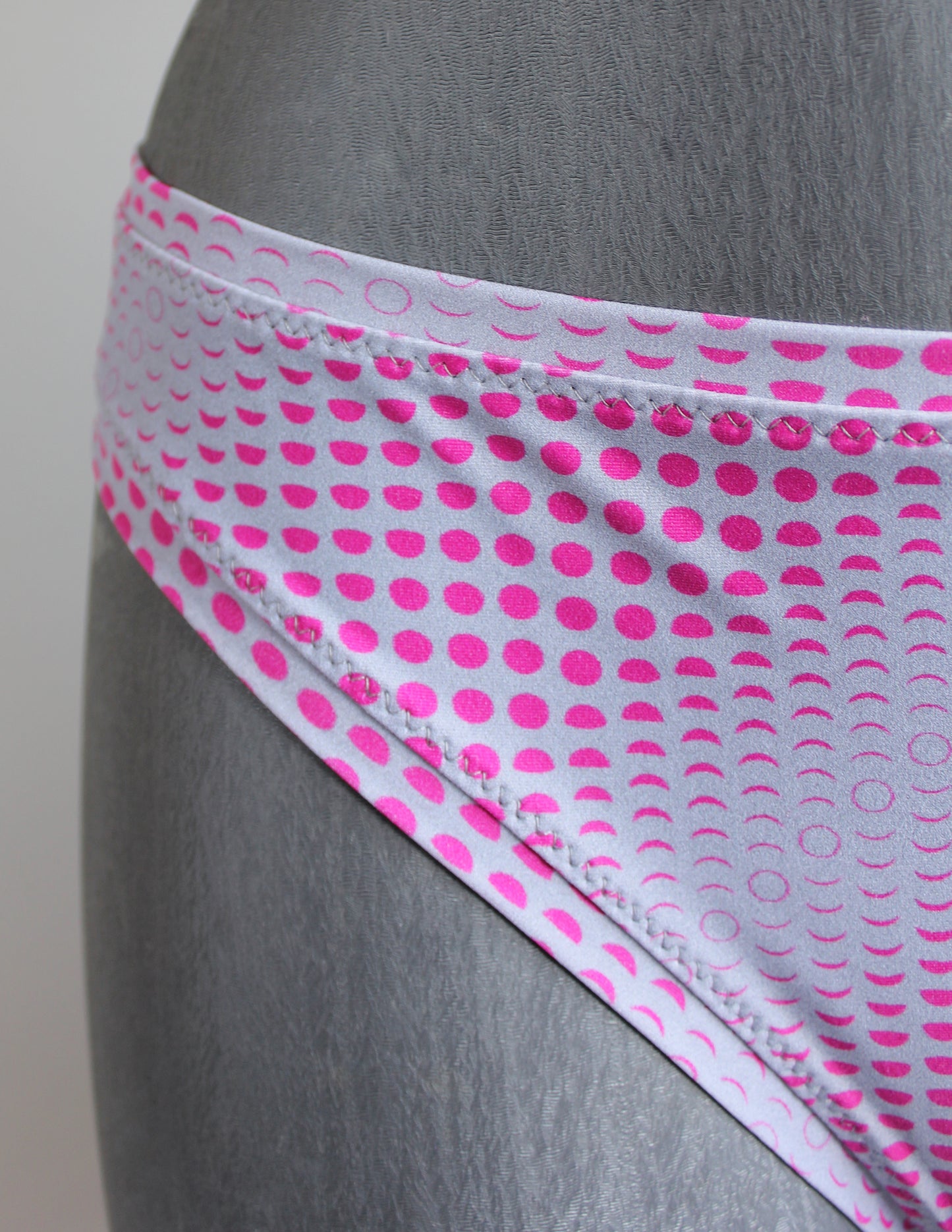 Grauer Designer Bikini mit Mond Pattern Print, nachhaltiges Material, limitierte Fashion Edition, Kollaboration mit Lettau Fashion, Lunar Circles 