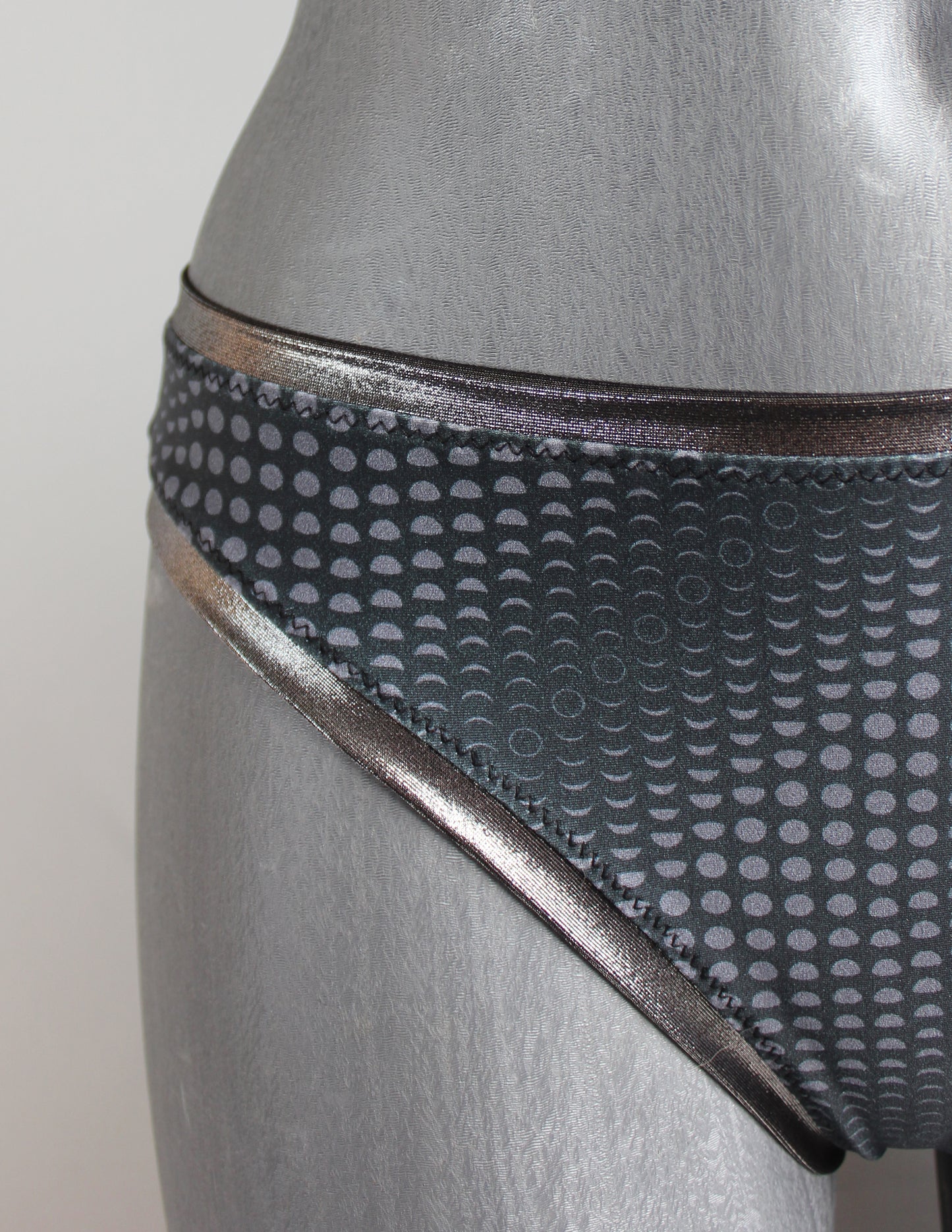 Schwarzes Designer Bikini mit Mond Pattern Print, nachhaltiges Material, limitierte Fashion Edition, Kollaboration mit Lettau Fashion, Lunar Circles 