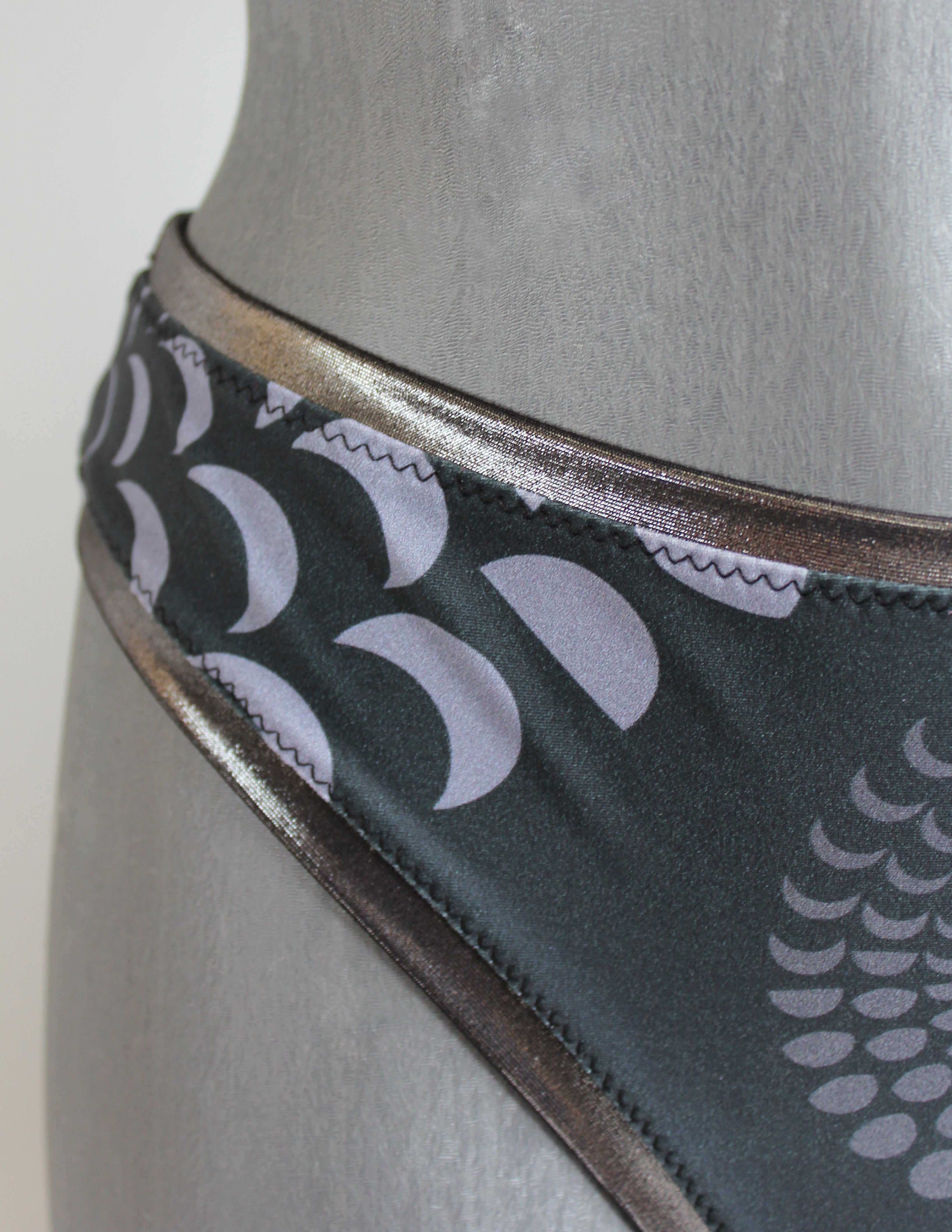 Schwarzer Designer Bikini mit Mond Pattern Print, nachhaltiges Material, limitierte Fashion Edition, Kollaboration mit Lettau Fashion, Lunar Circles 