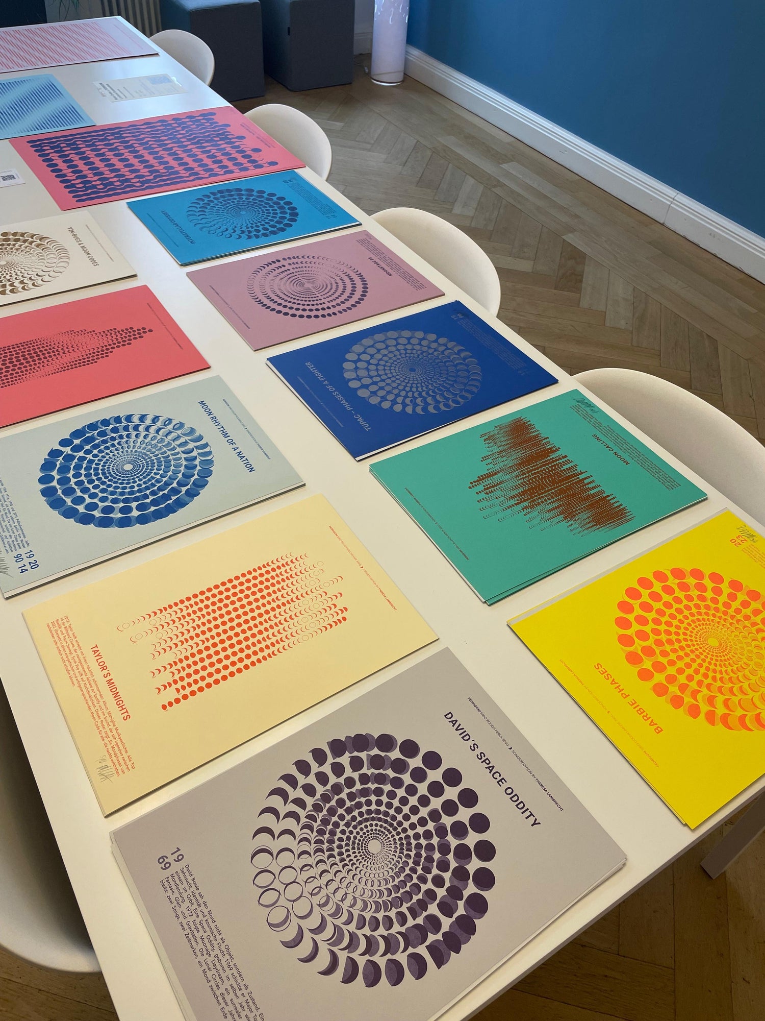 Limitierte A3 Mondphasen Kunstedition. Riso-Druck auf Fedrigoni Special Paper. Moon Code Design von Theresa Lambrecht. Besondere Mond Drucke.