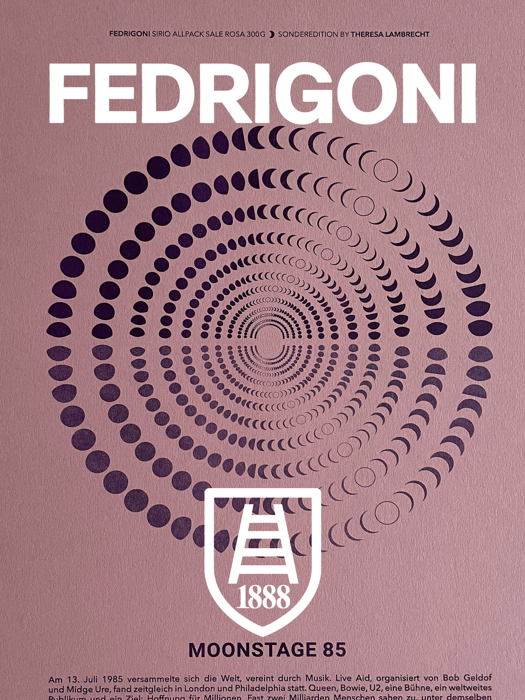 Moon Code Poster Live Aid 1985 limitierter Kunstdruck mit den Mondphasen des Jahres. Musikgeschichte und globale Einheit visuell dargestellt. A3 RISO-Druck.