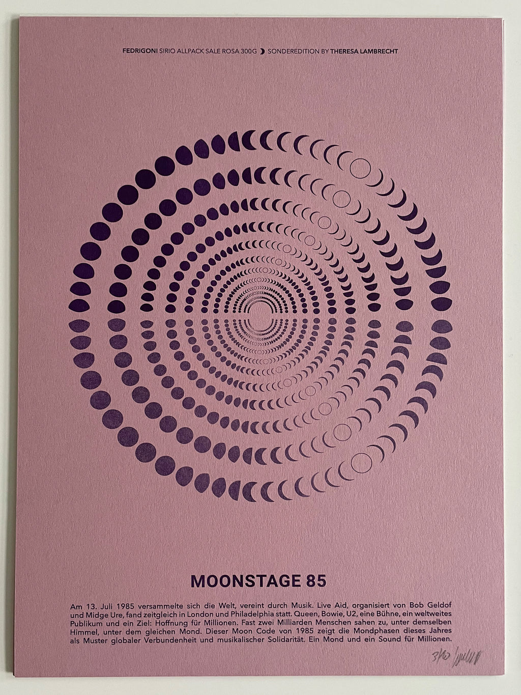 Moon Code Poster Live Aid 1985 limitierter Kunstdruck mit den Mondphasen des Jahres. Musikgeschichte und globale Einheit visuell dargestellt. A3 RISO-Druck.