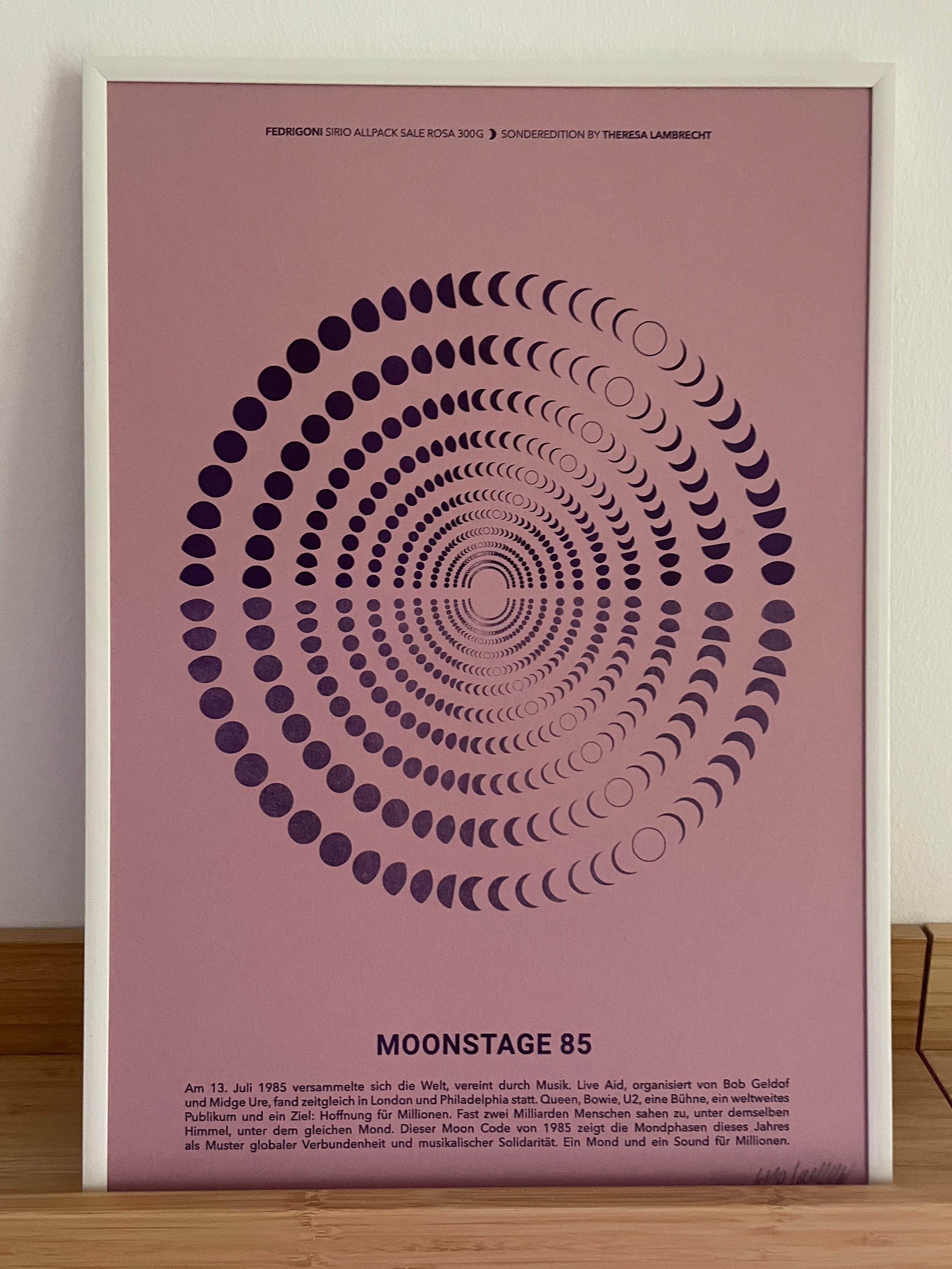 Moon Code Poster Live Aid 1985 limitierter Kunstdruck mit den Mondphasen des Jahres. Musikgeschichte und globale Einheit visuell dargestellt. A3 RISO-Druck.