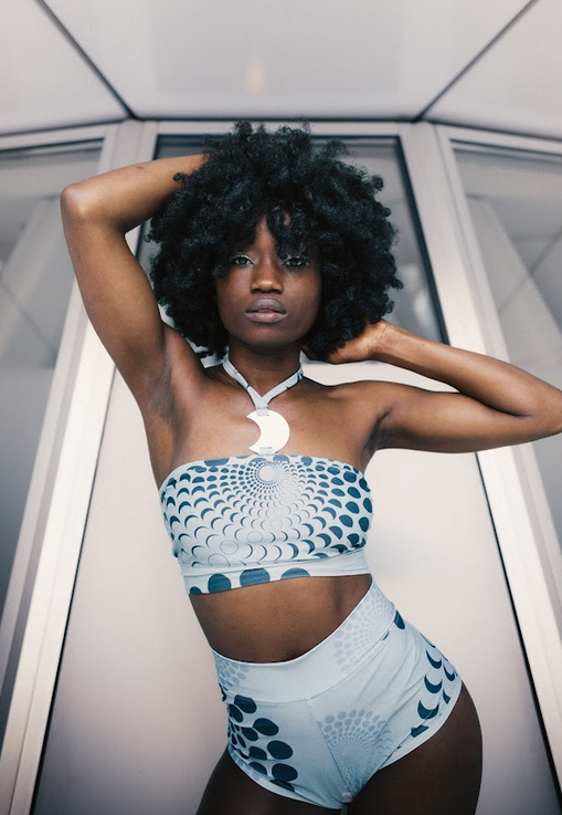 Model trägt das zweiteilige LUNAR X LETTAU Moon Set mit silbernen Mondelementen und Mond Muster