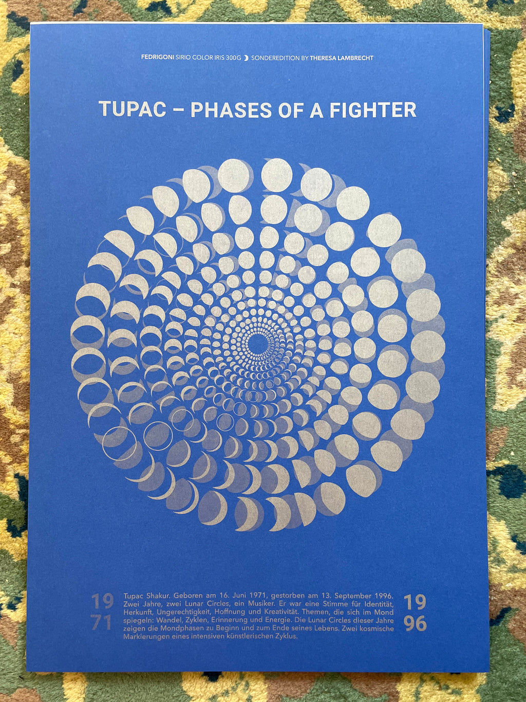 Limitierte A3 Kunstedition der Mondphasen 1971 und 1996, gewidmet Tupac Shakur. Riso-Druck auf Fedrigoni Papier. Moon Code Design von Theresa Lambrecht.