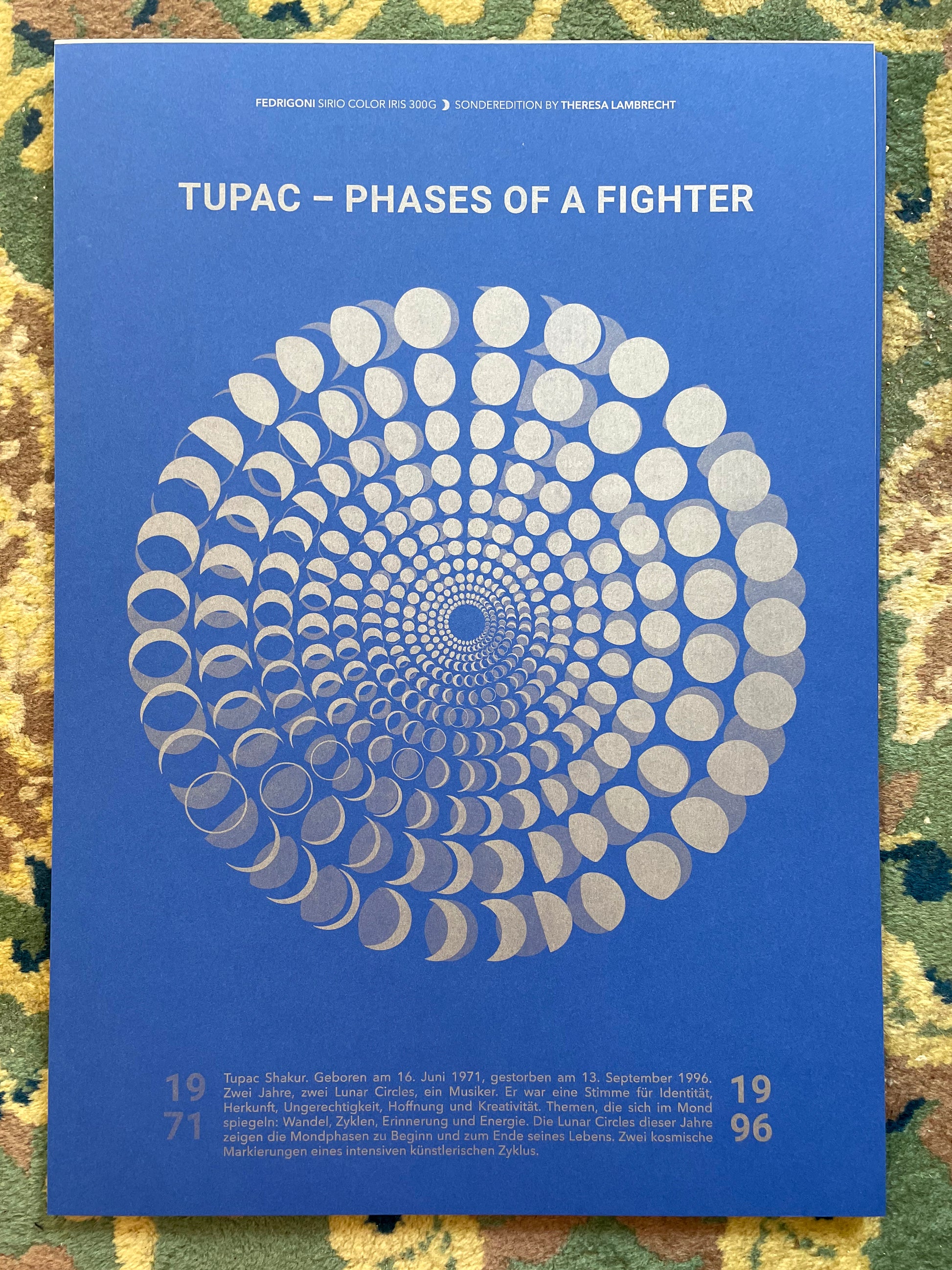 Limitierte A3 Kunstedition der Mondphasen 1971 und 1996, gewidmet Tupac Shakur. Riso-Druck auf Fedrigoni Papier. Moon Code Design von Theresa Lambrecht.