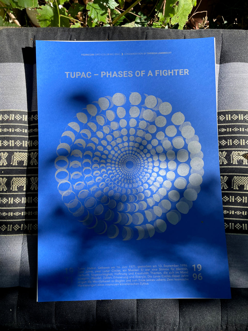 Limitierte A3 Kunstedition der Mondphasen 1971 und 1996, gewidmet Tupac Shakur. Riso-Druck auf Fedrigoni Papier. Moon Code Design von Theresa Lambrecht.