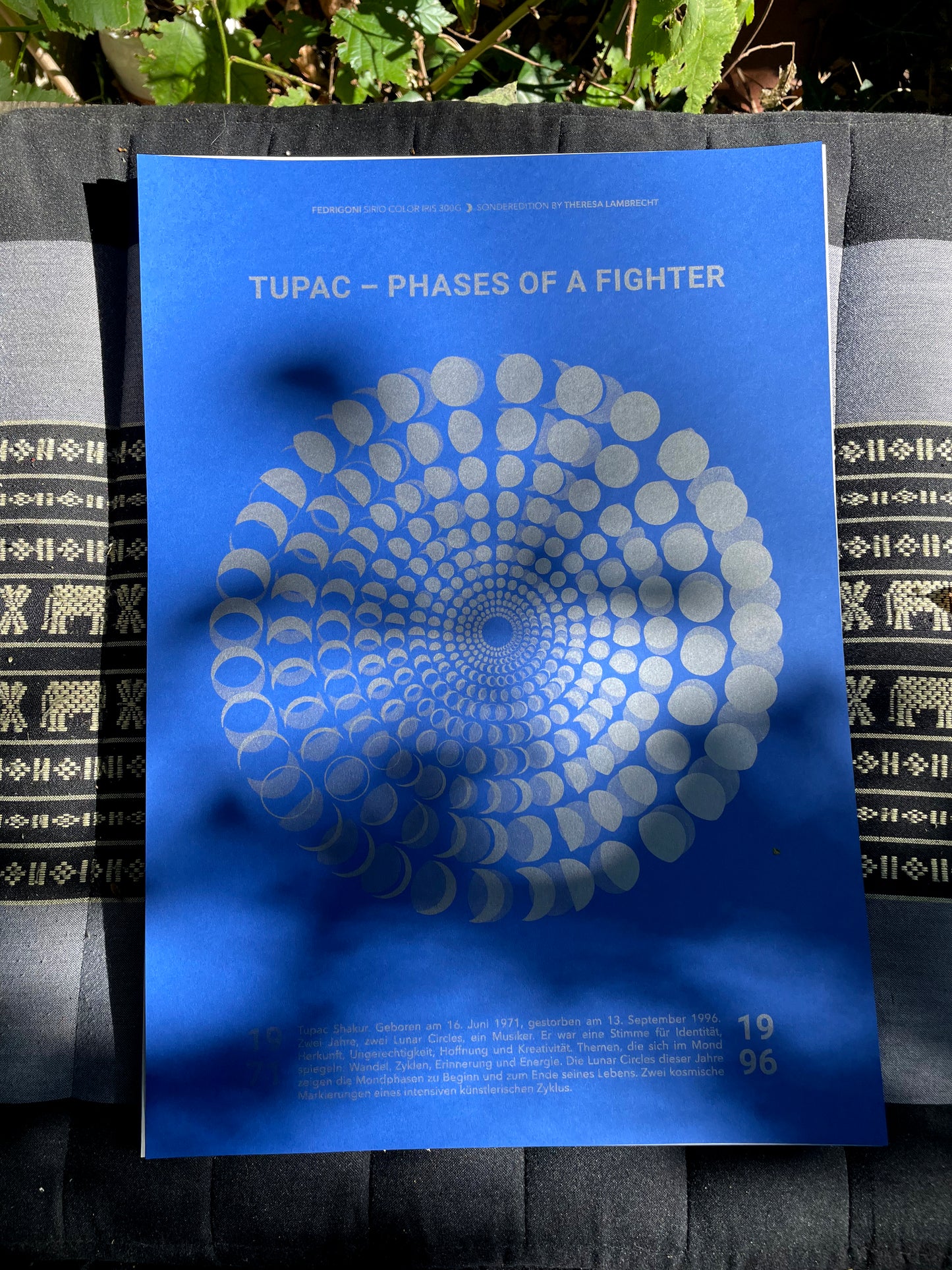 Limitierte A3 Kunstedition der Mondphasen 1971 und 1996, gewidmet Tupac Shakur. Riso-Druck auf Fedrigoni Papier. Moon Code Design von Theresa Lambrecht.