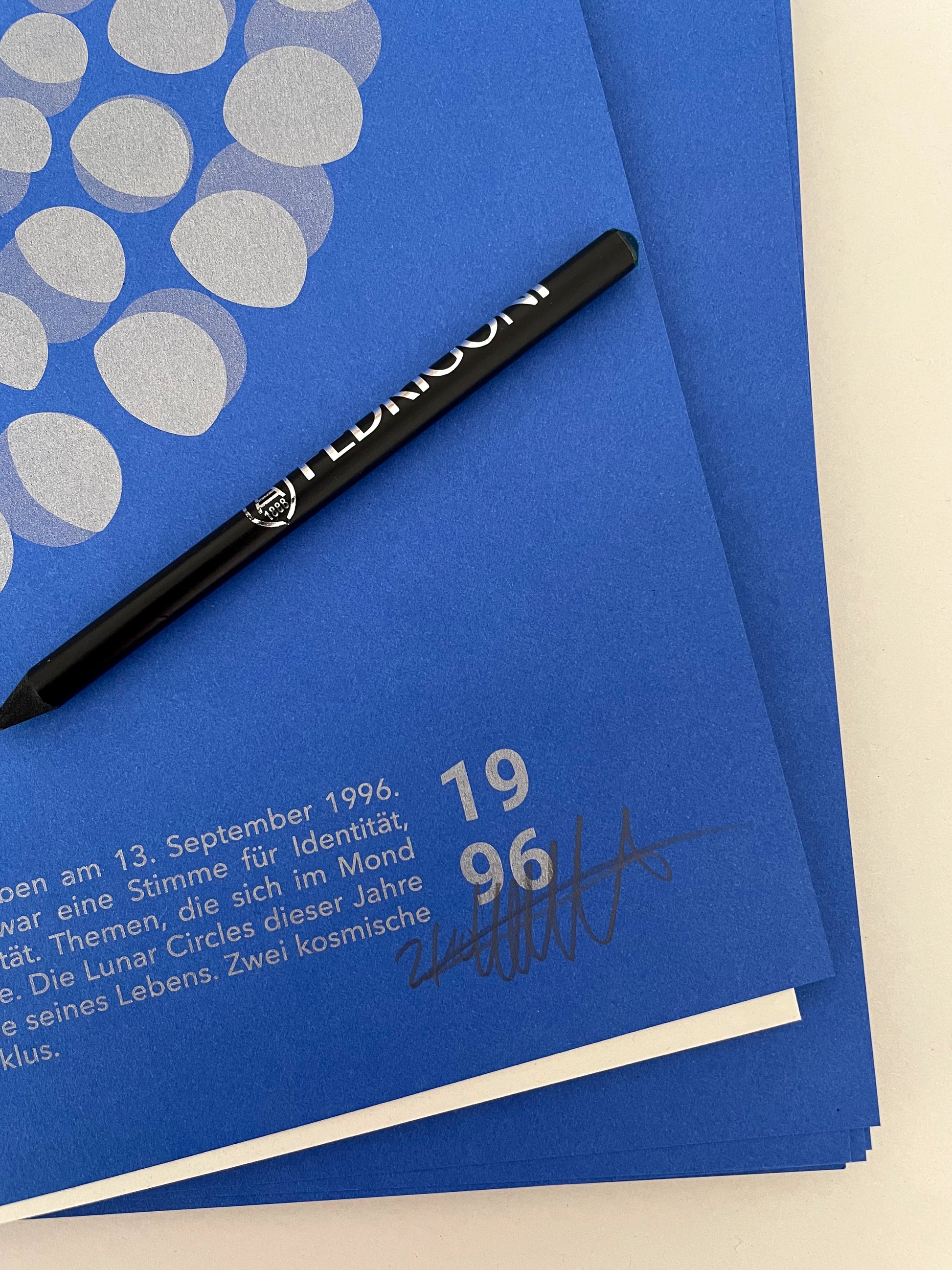 Limitierte A3 Kunstedition der Mondphasen 1971 und 1996, gewidmet Tupac Shakur. Riso-Druck auf Fedrigoni Papier. Moon Code Design von Theresa Lambrecht.