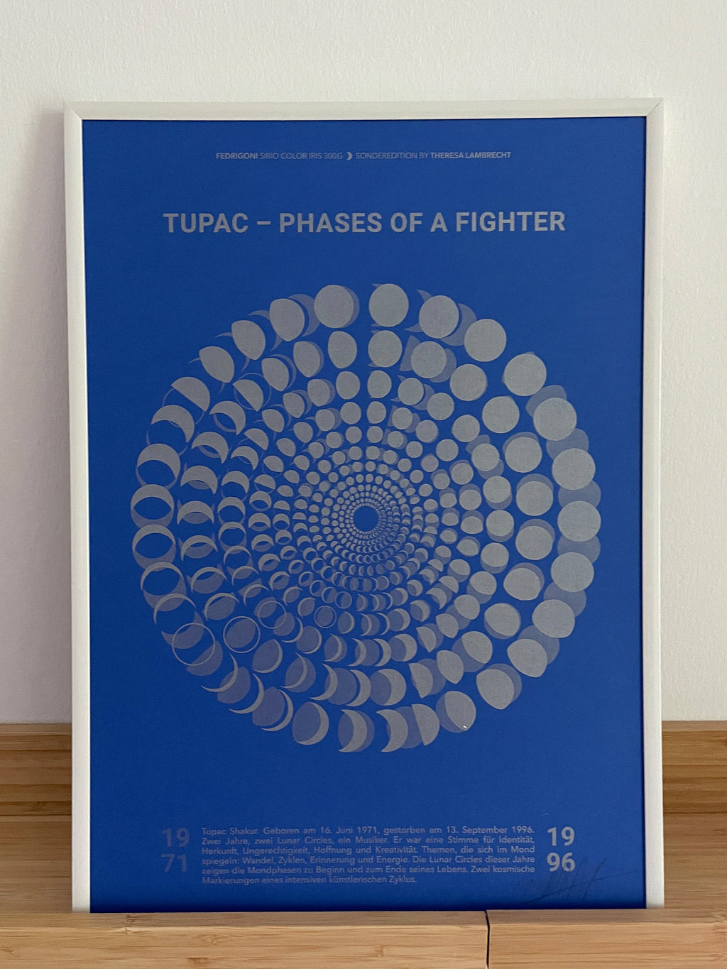 Limitierte A3 Kunstedition der Mondphasen 1971 und 1996, gewidmet Tupac Shakur. Riso-Druck auf Fedrigoni Papier. Moon Code Design von Theresa Lambrecht.