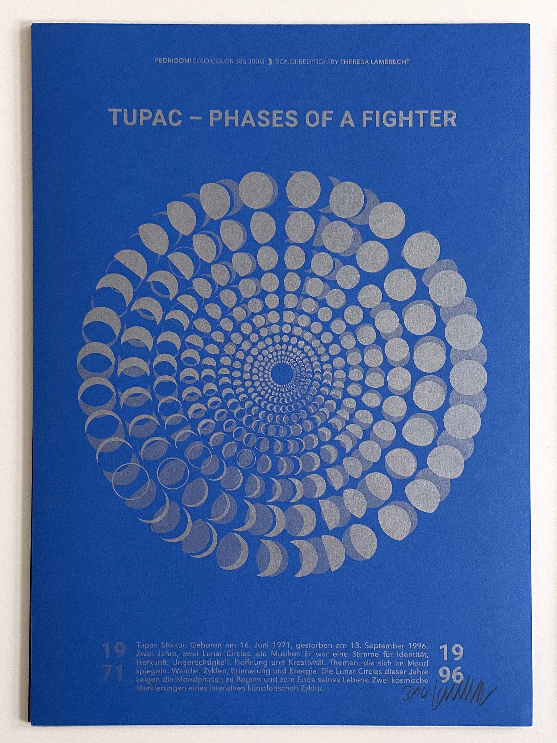 Limitierte A3 Kunstedition der Mondphasen 1971 und 1996, gewidmet Tupac Shakur. Riso-Druck auf Fedrigoni Papier. Moon Code Design von Theresa Lambrecht.