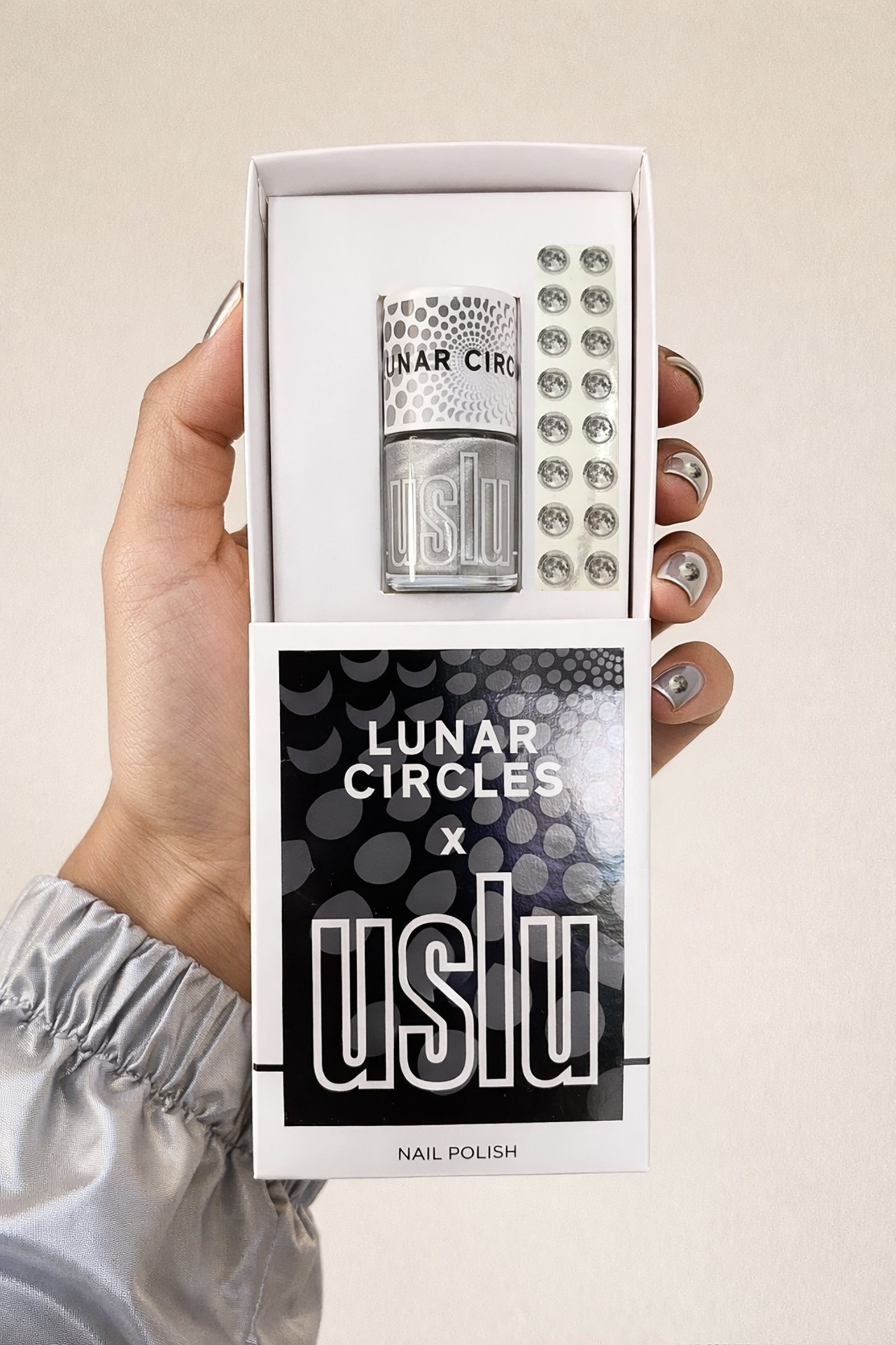 uslu Airlines Lunar Circles Nagellack mit Moon Stickern - Metallic Silver und Moon Grey