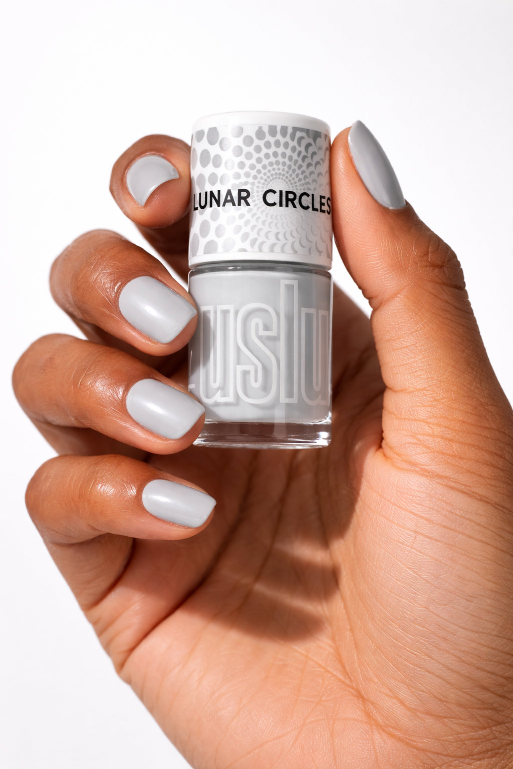 Moon Grey Nagellack auf Hand - uslu Airlines Lunar Circles Moon Collection
