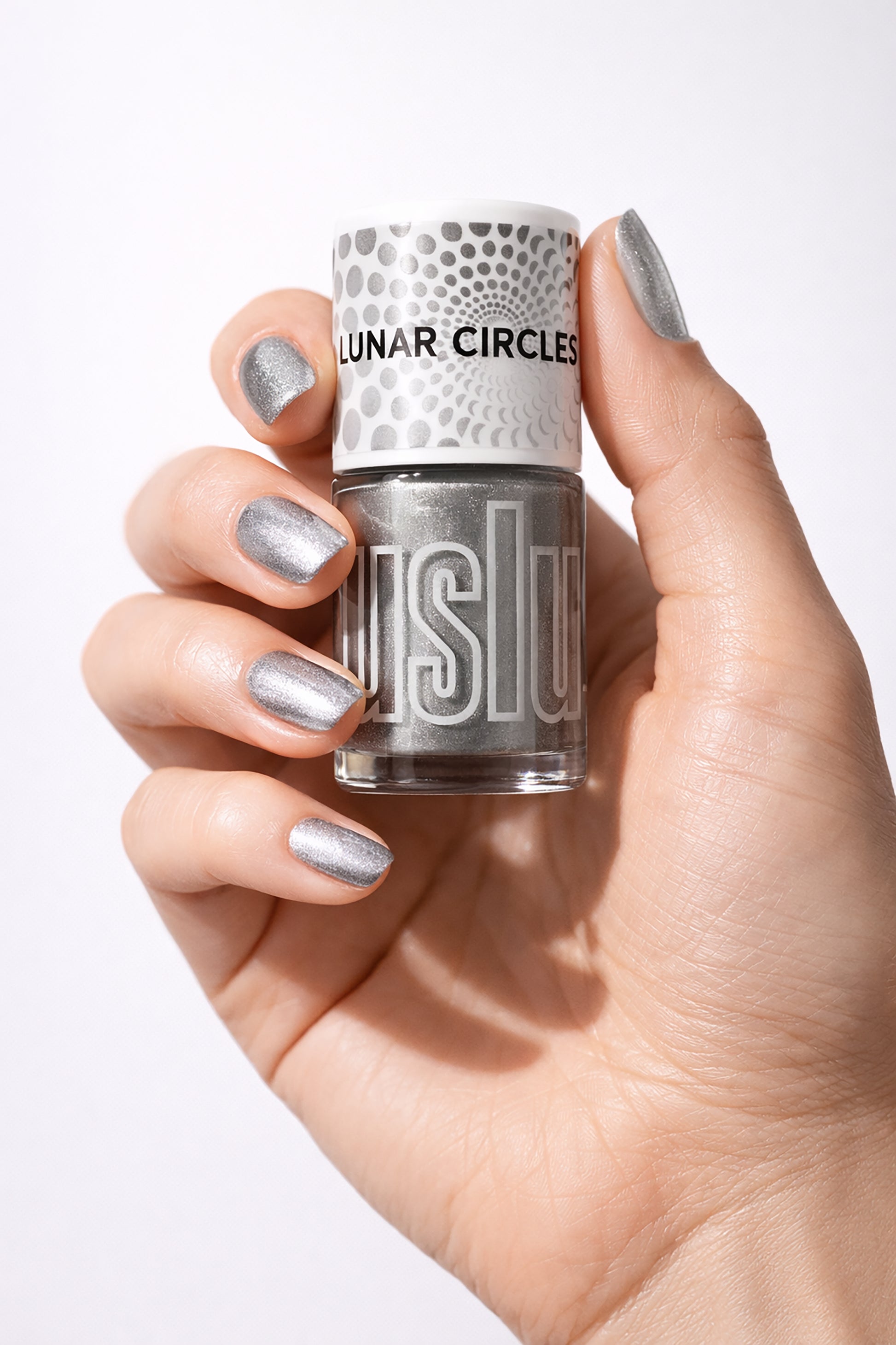Metallic Silver Nagellack auf Hand - uslu Airlines Lunar Circles Moon Collection