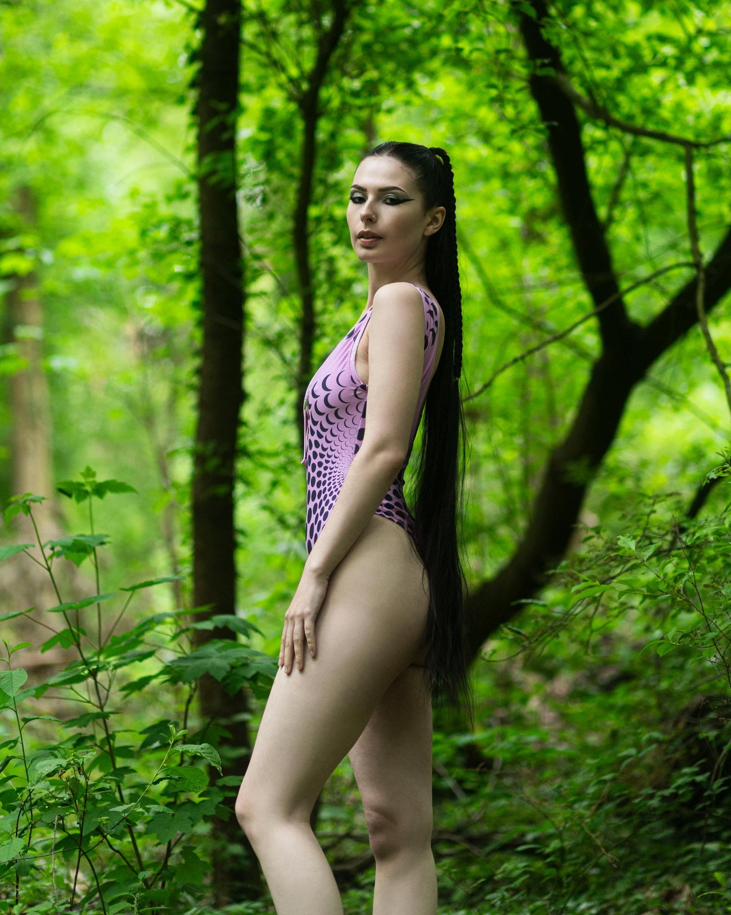 Rosa Designer Luxus Body mit Mond Pattern Print und Mond Schmuck Element, nachhaltiges Material, limitierte Fashion Edition, Kollaboration mit Lettau Fashion, Lunar Circles, Badeanzug