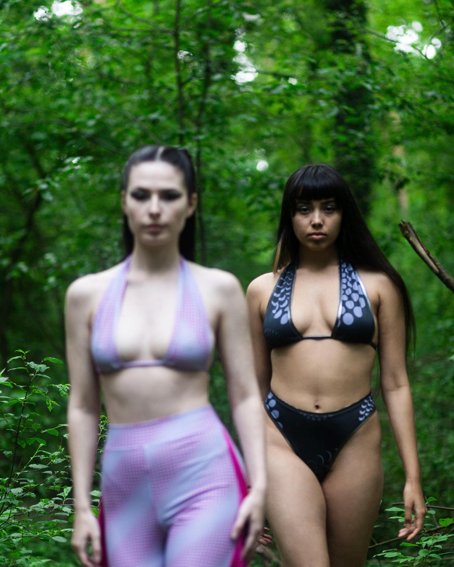 Schwarzer Designer Bikini mit Mond Pattern Print, nachhaltiges Material, limitierte Fashion Edition, Kollaboration mit Lettau Fashion, Lunar Circles 