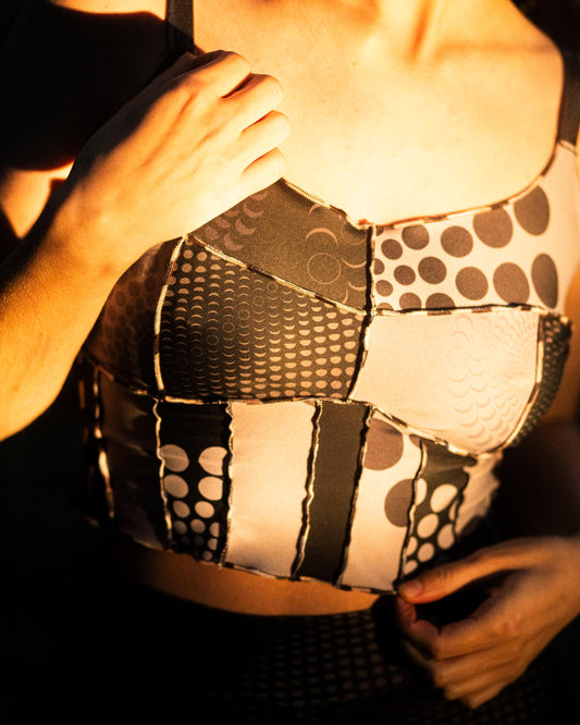 Lunar Circles Fashion – Bodysuit, Bikini, Scarfs, Leggings, Shorts oder Top mit einzigartigem Moon Phases Pattern, inspiriert von echten Mondjahren