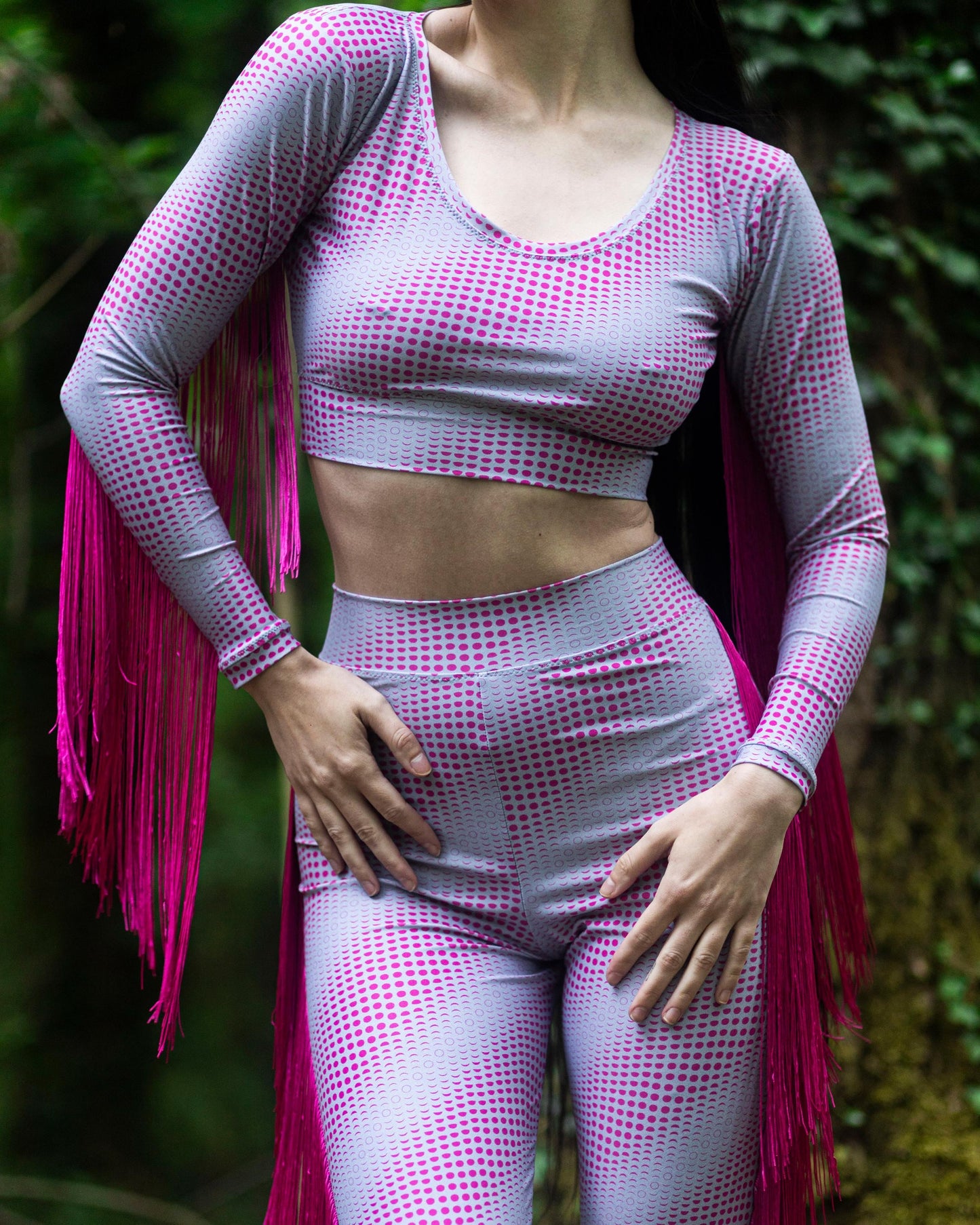 Grauer Lunar Circles langärmliger Tops und Leggins mit Pinkem Moon Pattern und Fransen– limitierte Edition Fashion Kollaboration