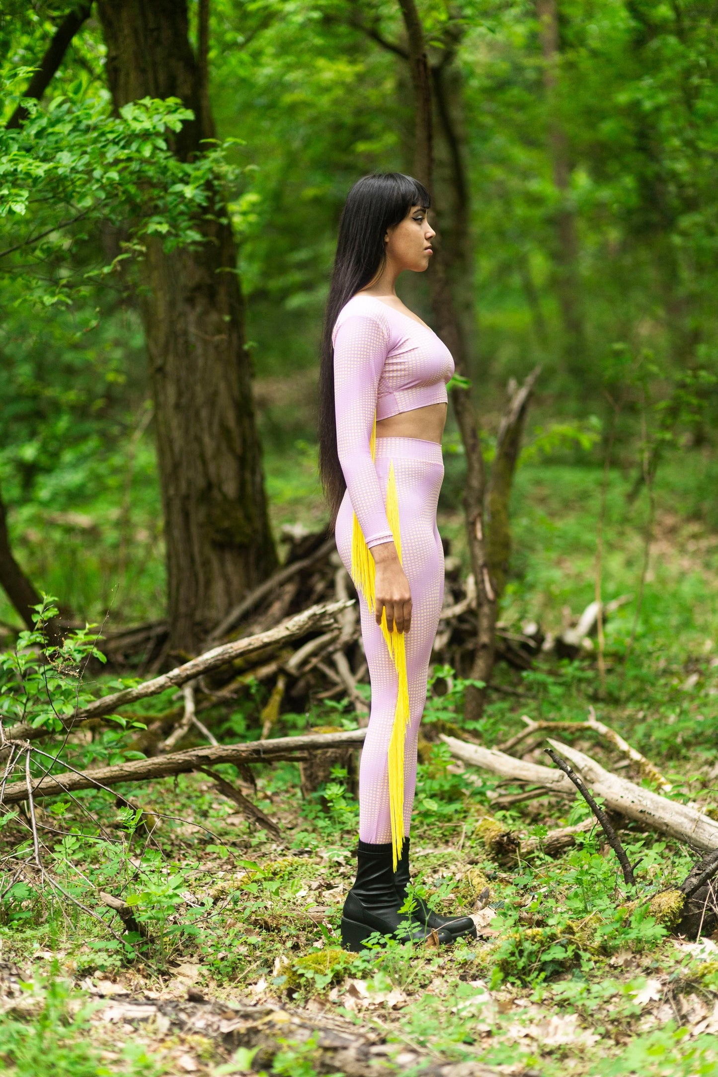 Rosa Lunar Circles langärmliger Tops und Leggins mit Gelbem Moon Pattern und Fransen– limitierte Edition Fashion Kollaboration