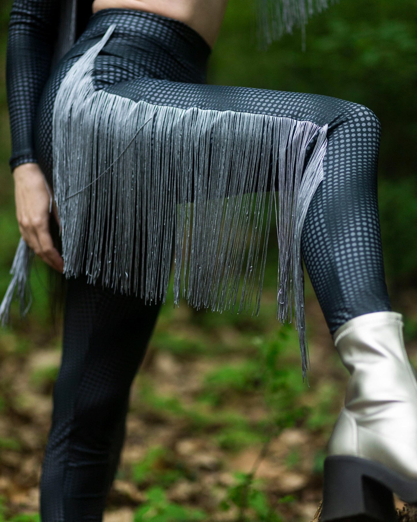 Schwarzer langärmliger Tops und Leggins mit Grauem Moon Pattern und Fransen, limitierte Edition Fashion Kollaboration, Lunar Circles 