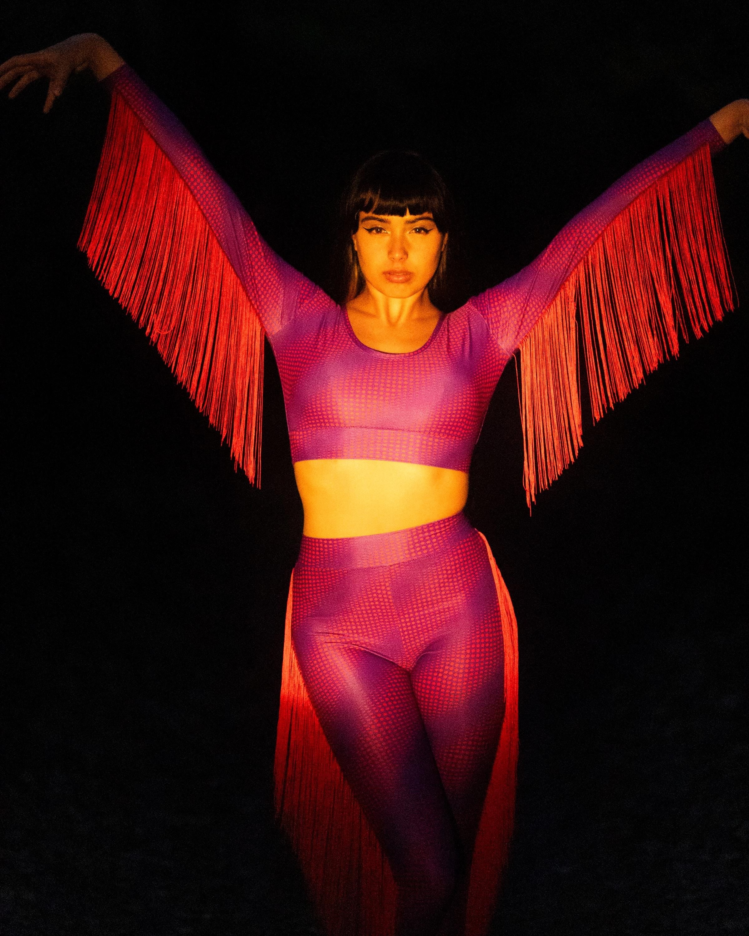 Lila Lunar Circles langärmliger Tops und Leggins mit rotem Moon Pattern und Fransen– limitierte Edition Fashion Kollaboration