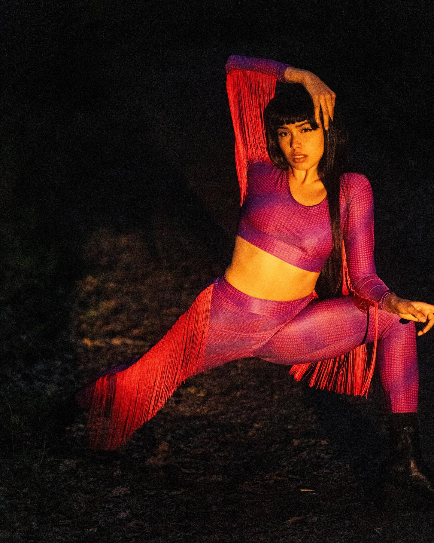 Lila Lunar Circles langärmliger Tops und Leggins mit rotem Moon Pattern und Fransen– limitierte Edition Fashion Kollaboration