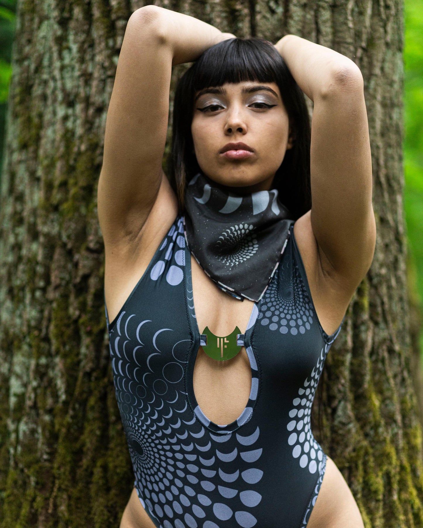 Schwarzer Designer Luxus Body mit Mond Pattern Print und Mond Schmuck Element, nachhaltiges Material, limitierte Fashion Edition, Kollaboration mit Lettau Fashion, Lunar Circles, Badeanzug