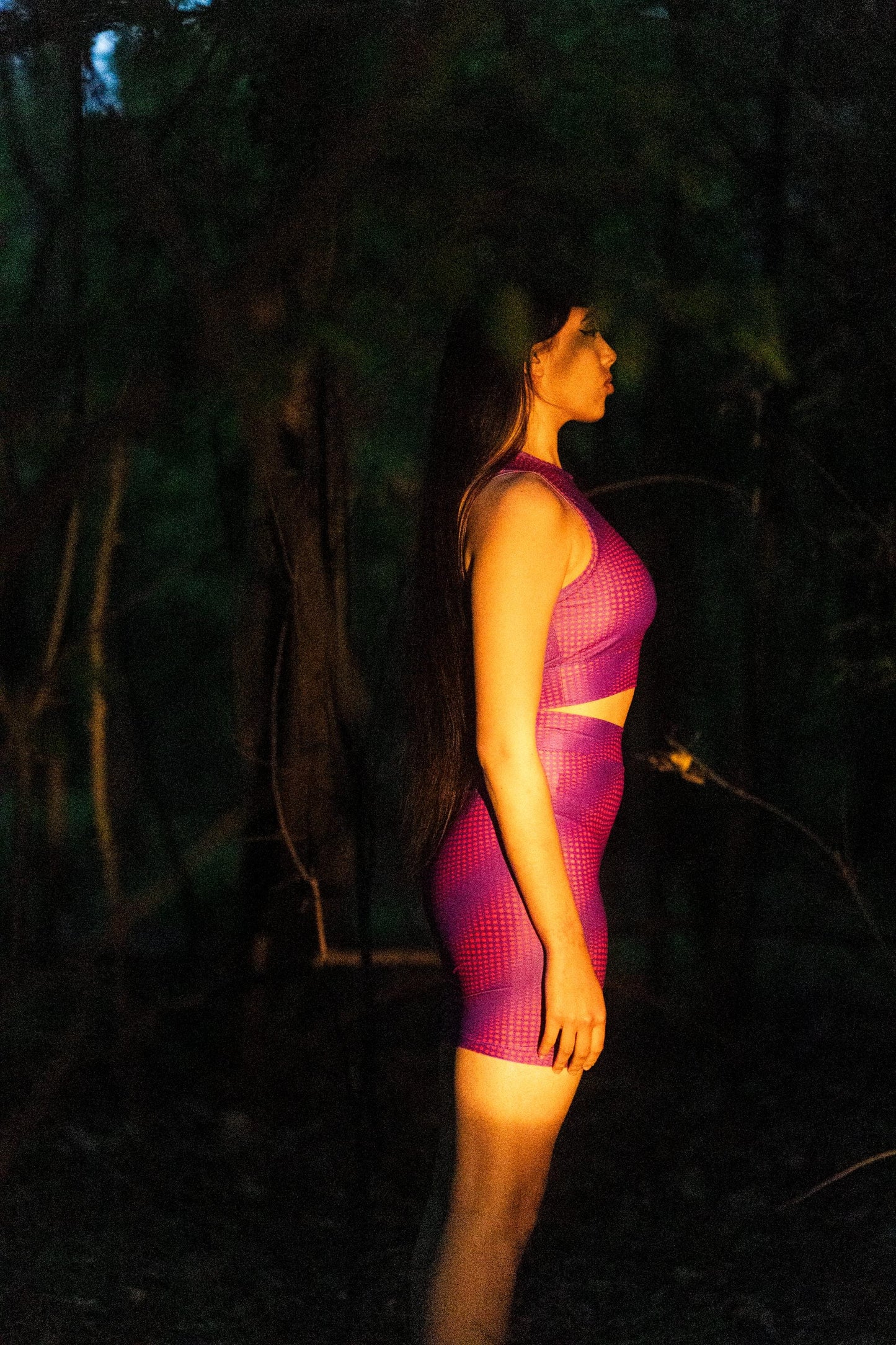 Lila Lunar Circles Yoga Short und Top mit rotem Moon Pattern – limitierte Edition Fashion Kollaboration