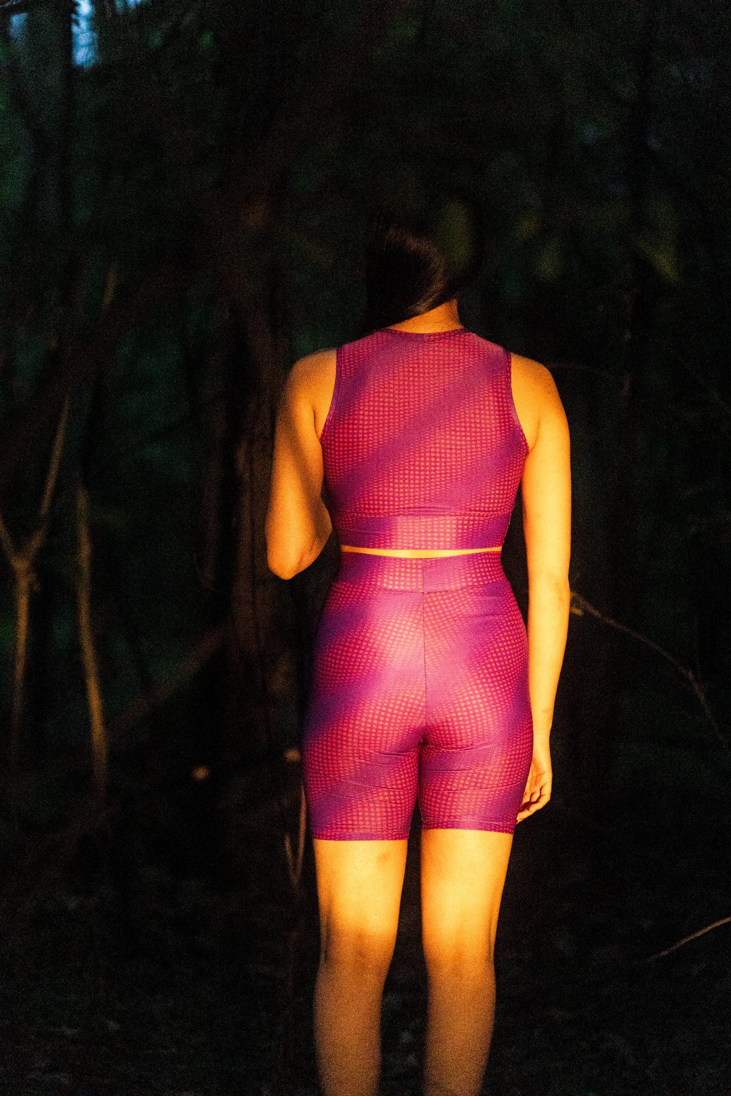 Lila Lunar Circles Yoga Short und Top mit rotem Moon Pattern – limitierte Edition Fashion Kollaboration