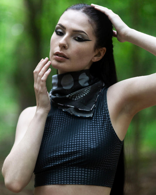 Schwarze Yoga Short und Top mit Grauem Moon Pattern, limitierte Edition Fashion Kollaboration, Lunar Circles 