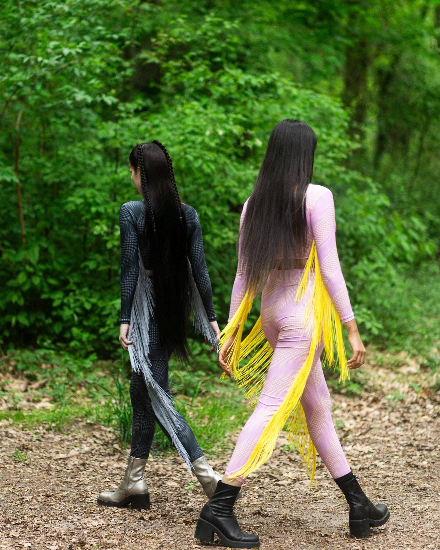 Schwarzer langärmliger Tops und Leggins mit Grauem Moon Pattern und Fransen, limitierte Edition Fashion Kollaboration, Lunar Circles 