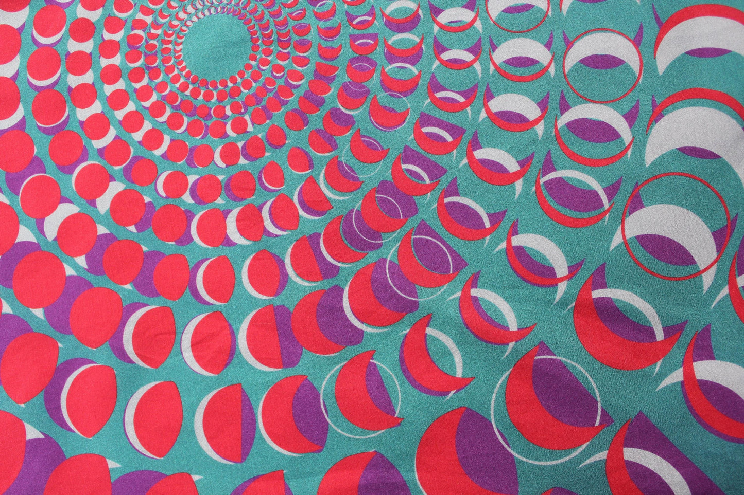 Buntes Designer Tuch mit Mond Pattern Print, Bio Seide, limitierte Edition Fashion Kollaboration, Lunar Circles 