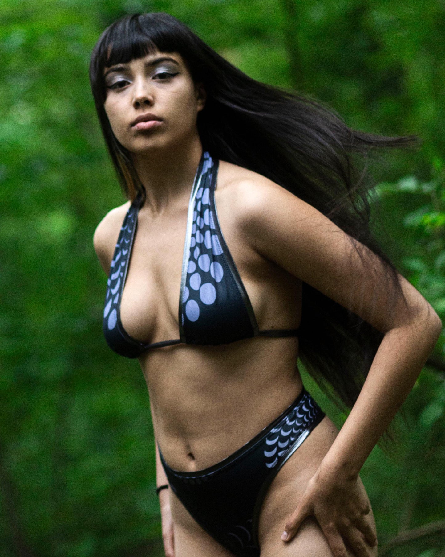 Schwarzer Designer Bikini mit Mond Pattern Print, nachhaltiges Material, limitierte Fashion Edition, Kollaboration mit Lettau Fashion, Lunar Circles 