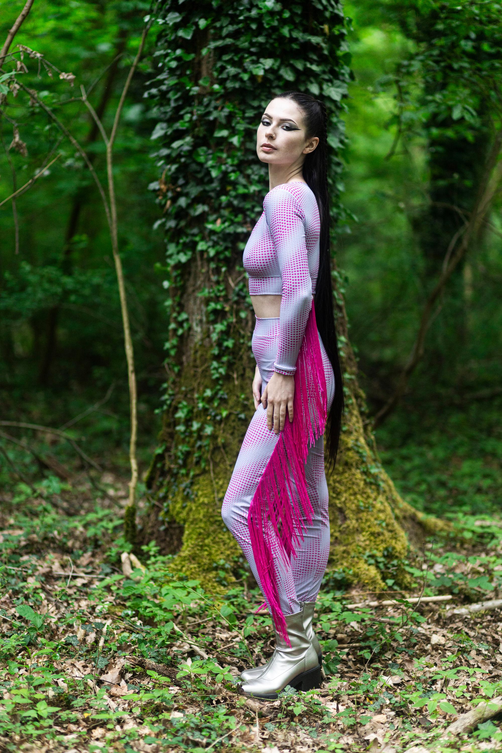 Grauer Lunar Circles langärmliger Tops und Leggins mit Pinkem Moon Pattern und Fransen– limitierte Edition Fashion Kollaboration