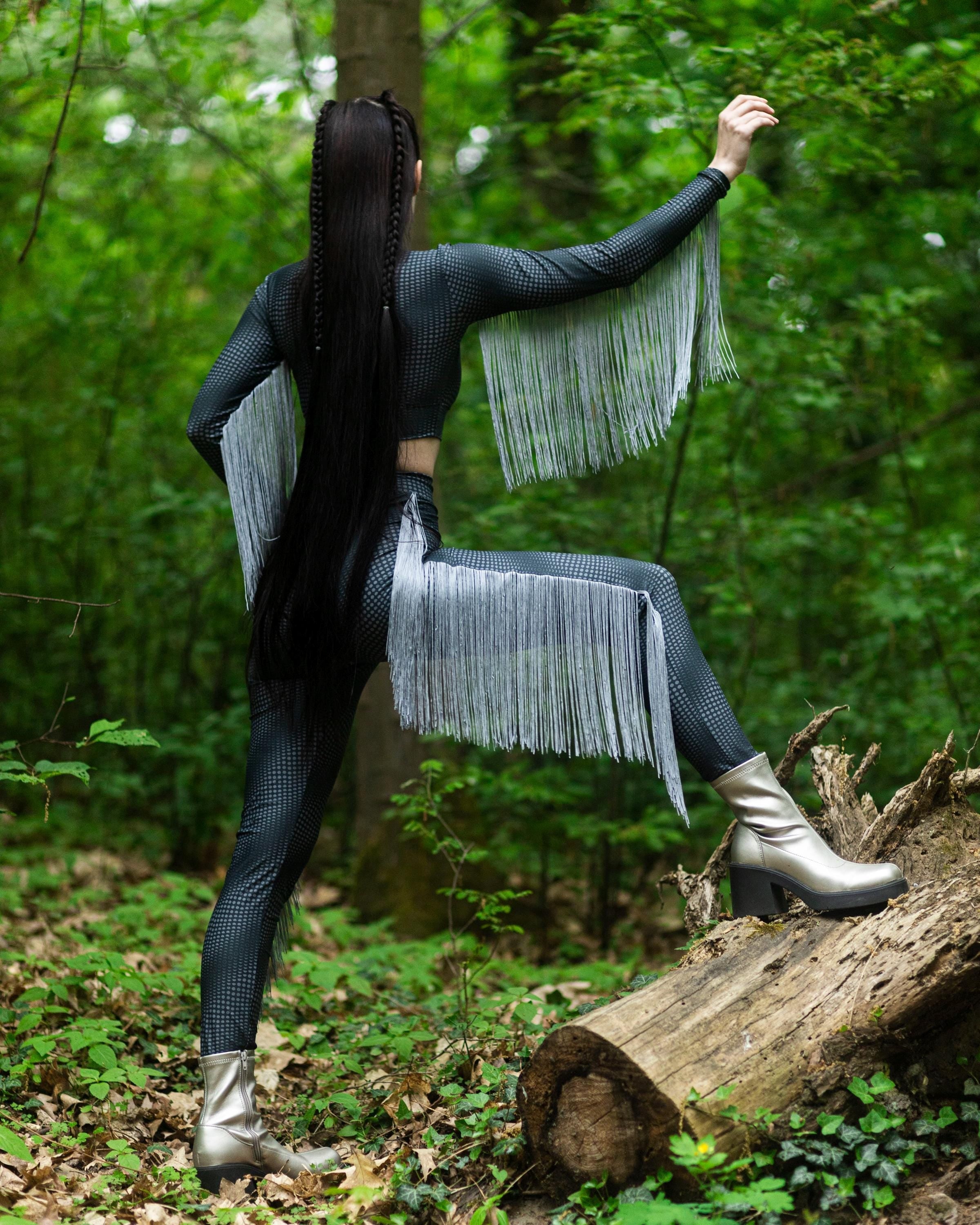 Schwarzer langärmliger Tops und Leggins mit Grauem Moon Pattern und Fransen, limitierte Edition Fashion Kollaboration, Lunar Circles 