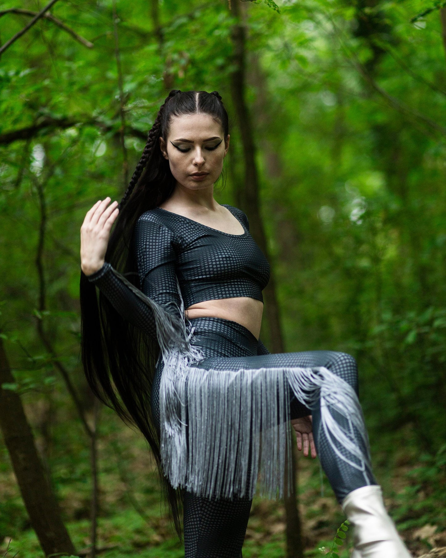 Schwarzer langärmliger Tops und Leggins mit Grauem Moon Pattern und Fransen, limitierte Edition Fashion Kollaboration, Lunar Circles 