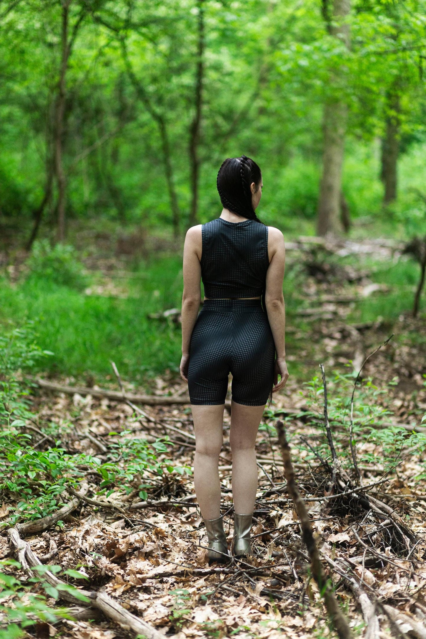 Schwarze Yoga Short und Top mit Grauem Moon Pattern, limitierte Edition Fashion Kollaboration, Lunar Circles 