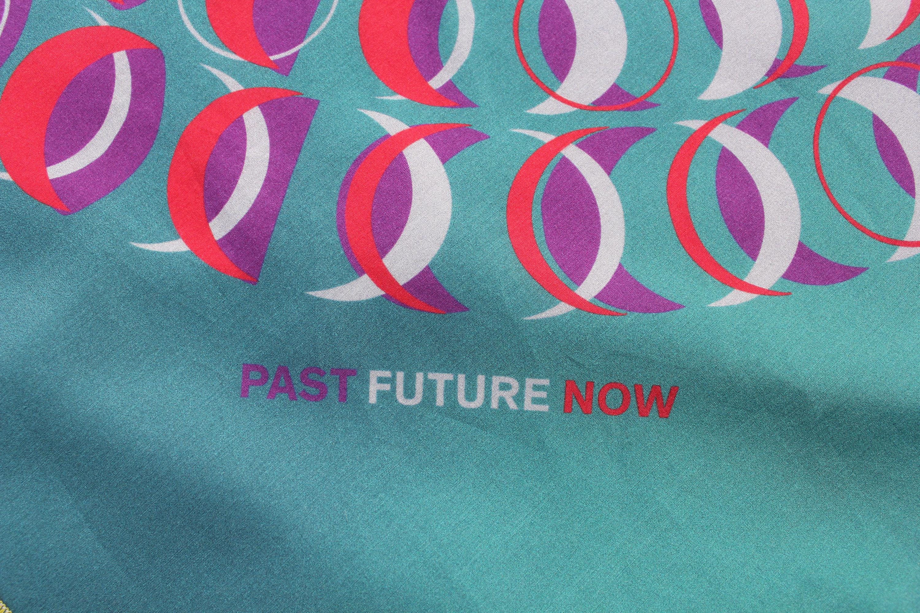 Buntes Designer Tuch mit Mond Pattern Print, Bio Seide, limitierte Edition Fashion Kollaboration, Lunar Circles 