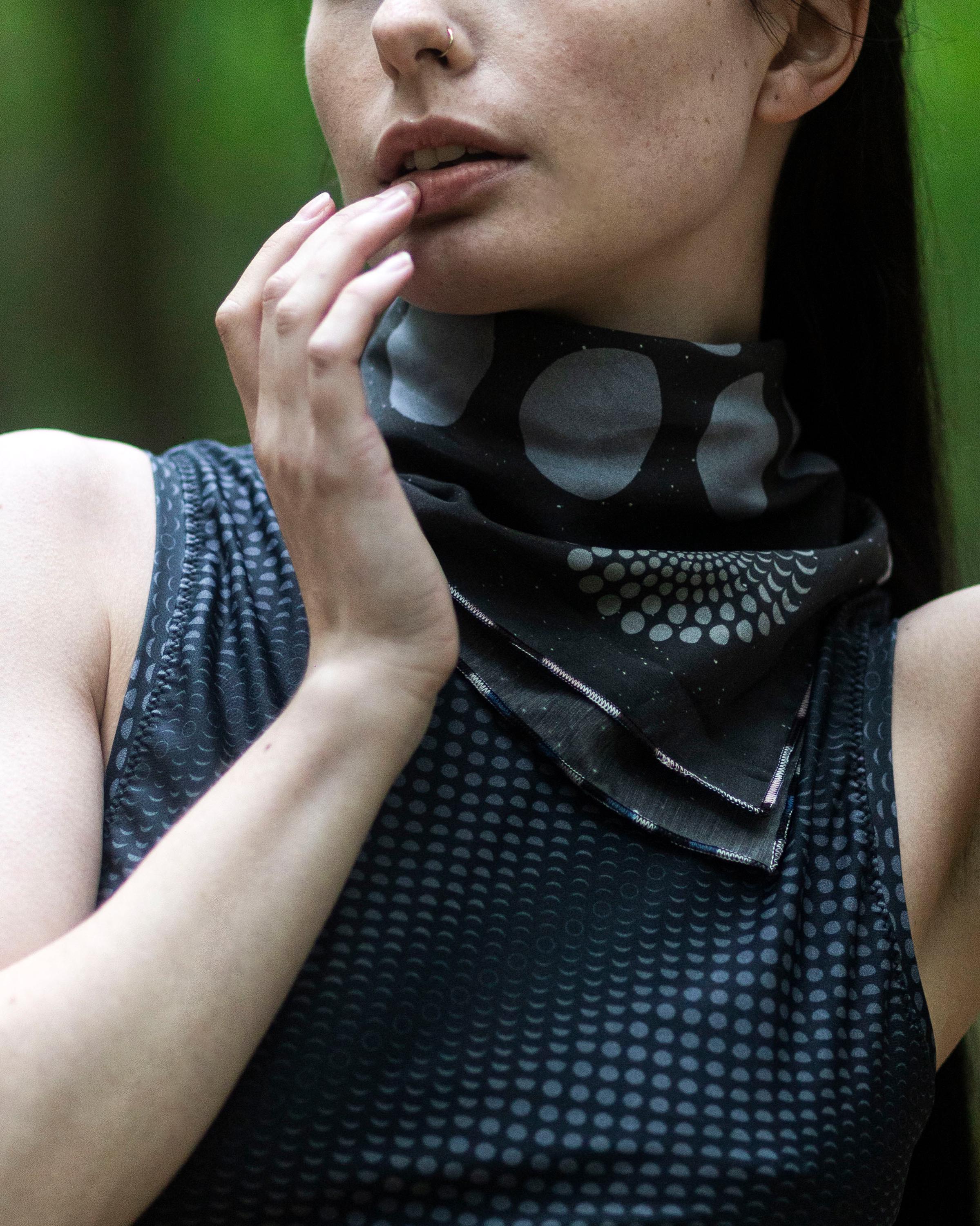 Schwarzes Designer Tuch mit Mond Pattern Print, Bio Seide, limitierte Edition Fashion Kollaboration, Lunar Circles 